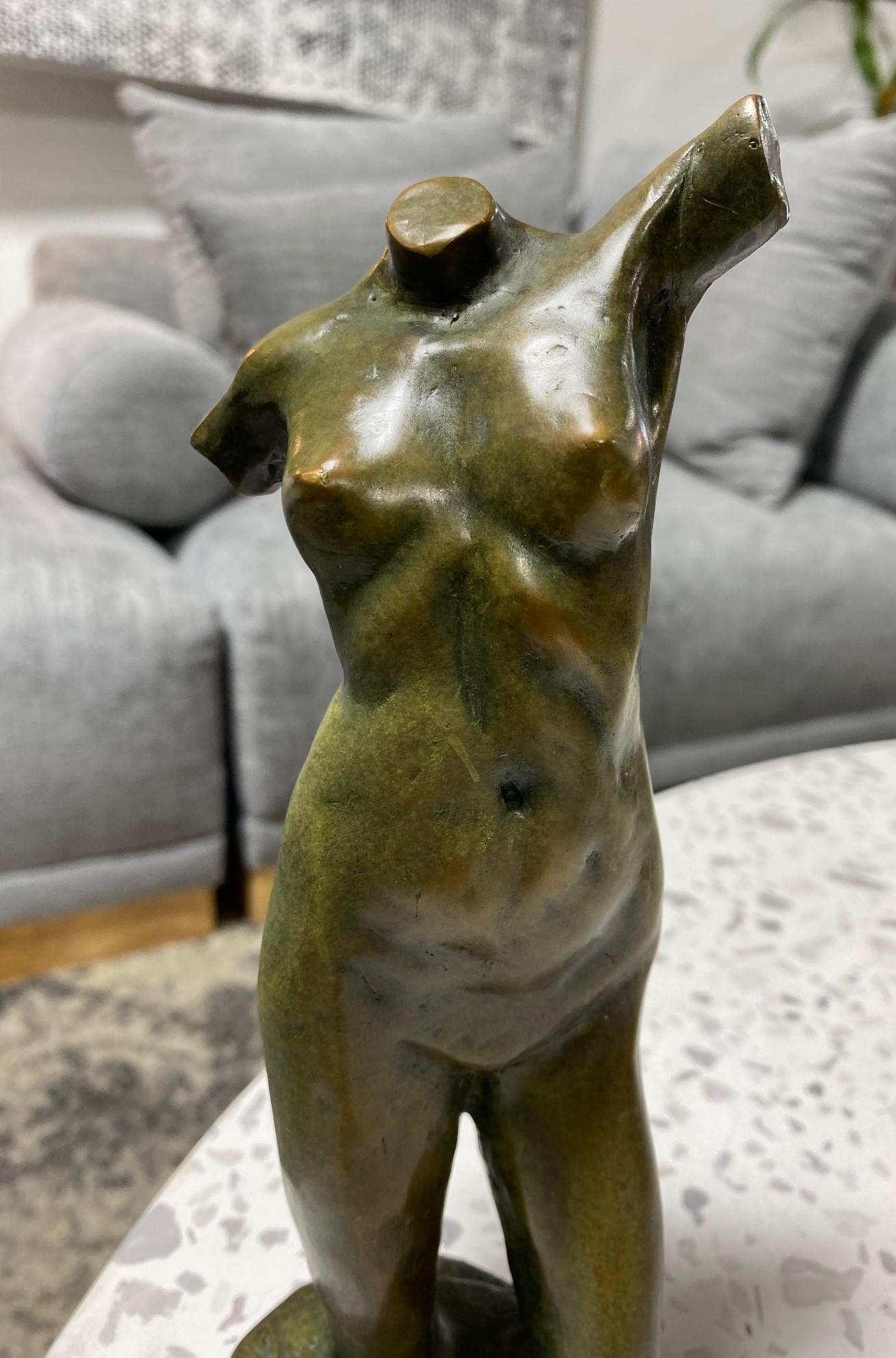 Moderne Sculpture de torse de femme nue atterrissante en bronze signée Tom Corbin, édition limitée en vente