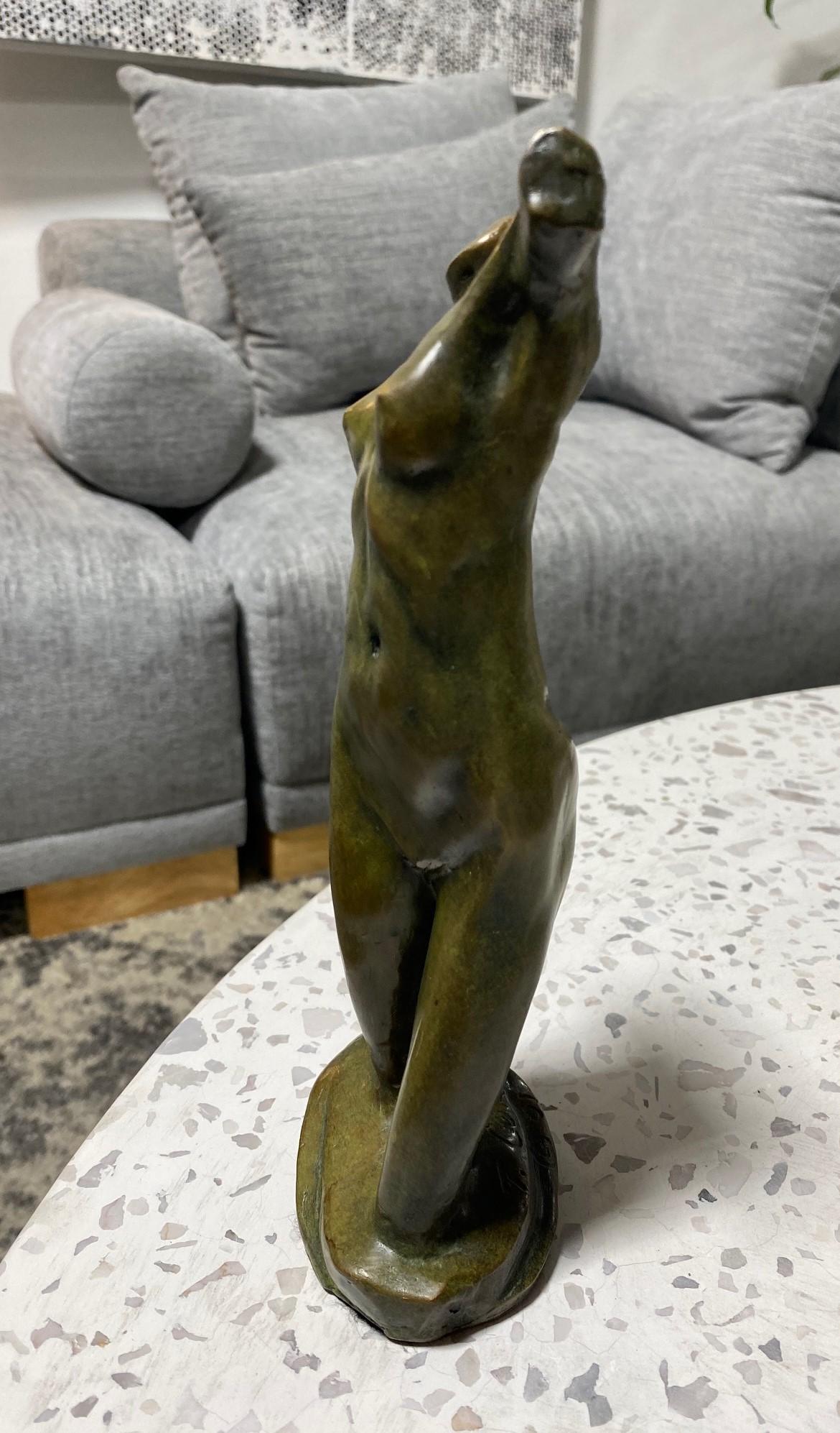 Sculpture de torse de femme nue atterrissante en bronze signée Tom Corbin, édition limitée Bon état - En vente à Studio City, CA