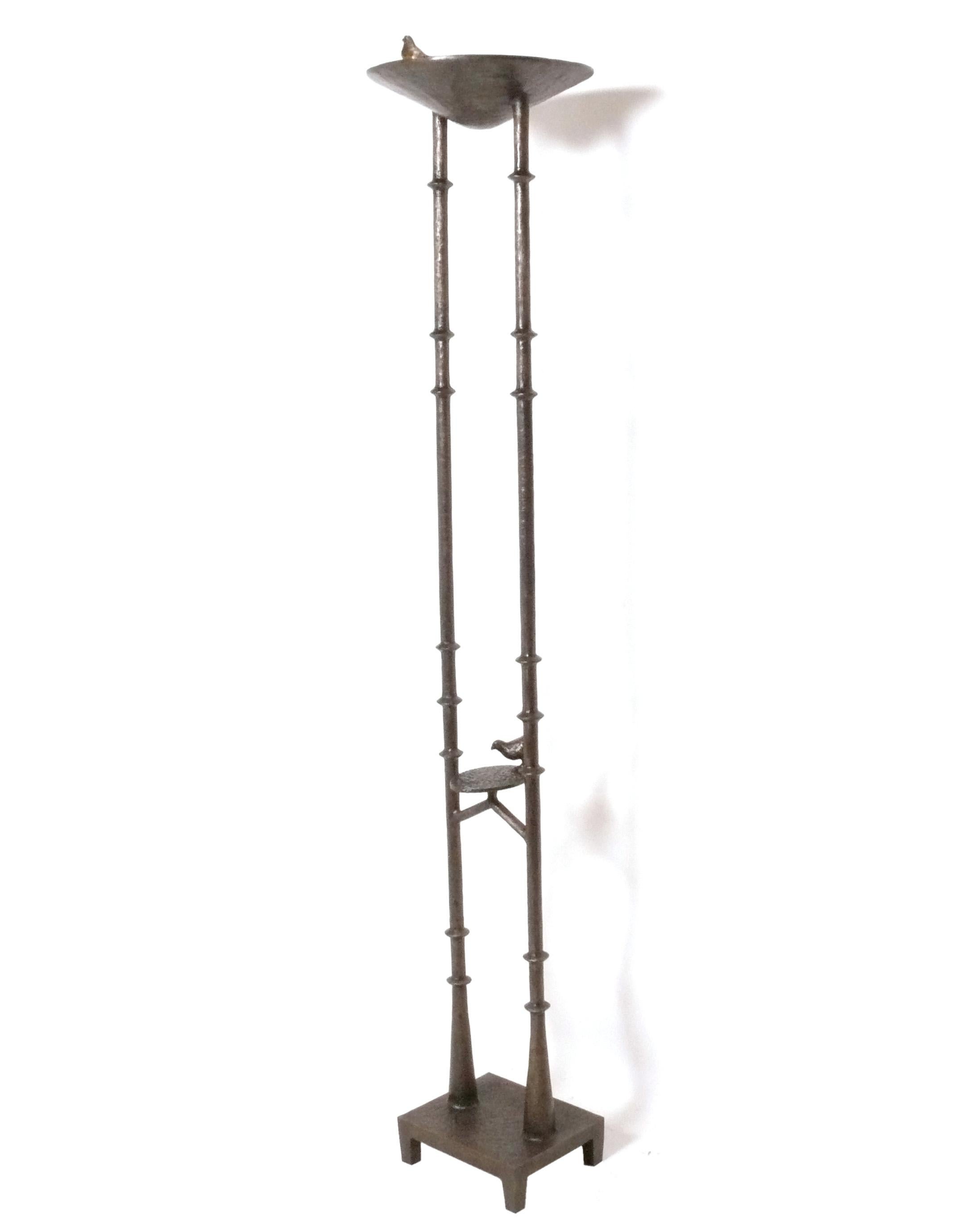 Skulpturale Stehlampe aus massiver Bronze, handgefertigt von Tom Corbin, Amerikaner, ca. 2010er Jahre. Corbin hat sich eindeutig von Diego Giacometti inspirieren lassen und eine skulpturale Form geschaffen, die ein warmes, dimmbares Licht bietet.