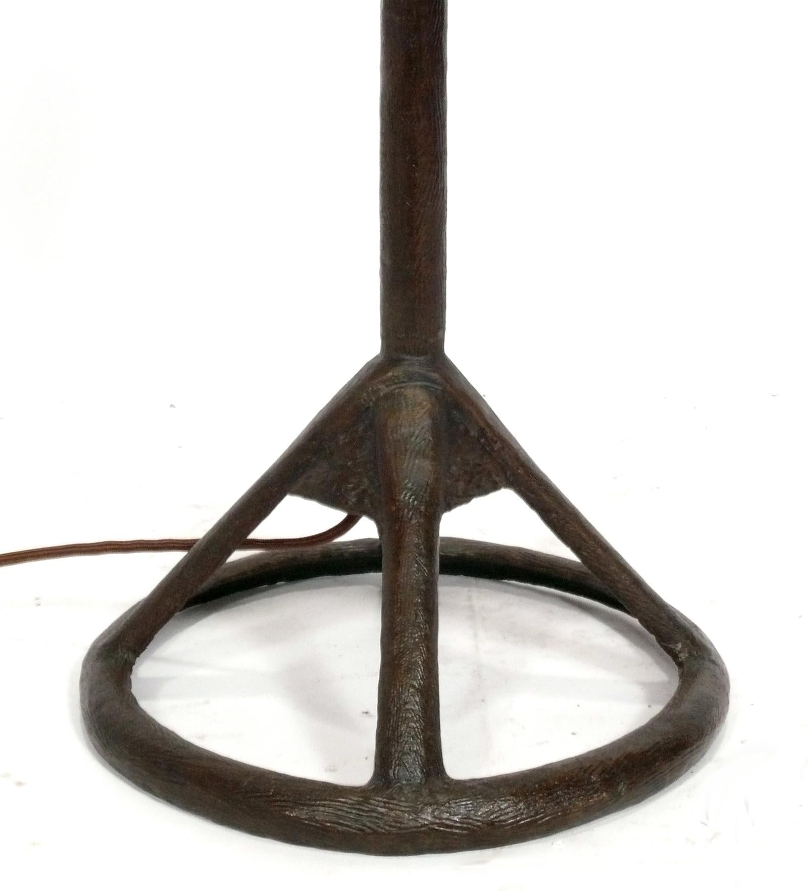 Mid-Century Modern Lampe à poser en bronze massif Tom Corbin en vente