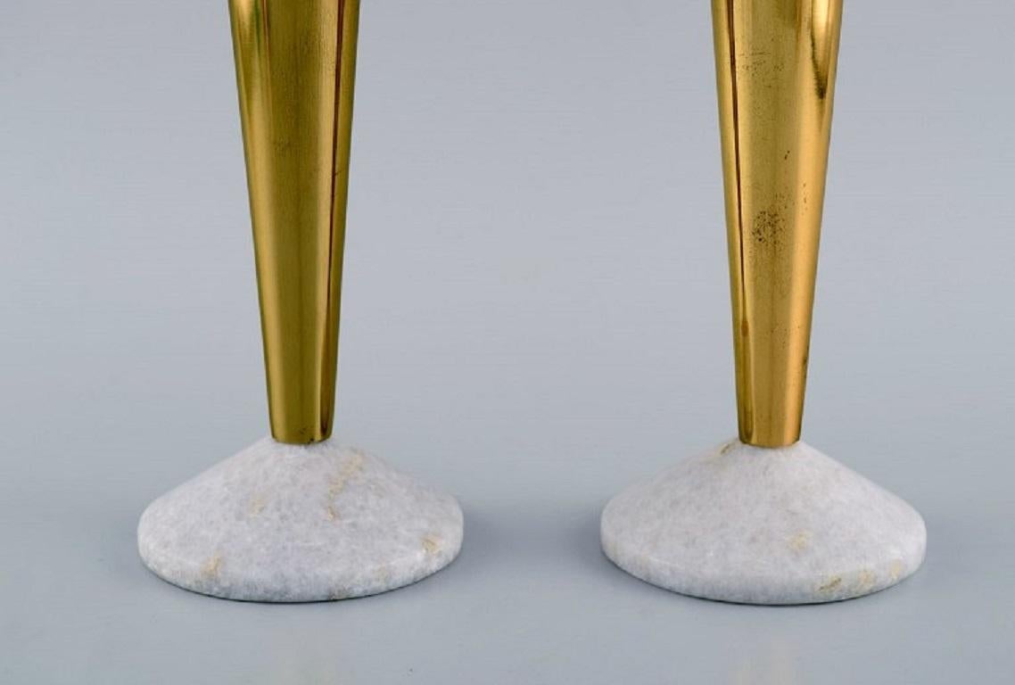 Tom Dixon (geb. 1958), britischer Designer. Ein Paar Kerzenständer aus Messing und Marmor. 
Sauberes Design, 21. Jahrhundert.
Maße: 25 x 8,7 cm.
In ausgezeichnetem Zustand.
Gestempelt.