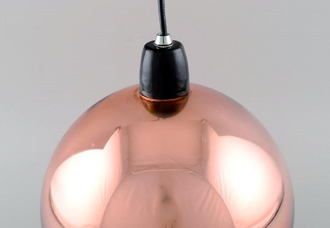 Tom Dixon (b. 1958), British designer. Round copper-coloured ceiling pendant. 
Clean design, 21st Century.
Measures: 25 x 23 cm (ex. Socket).
In excellent condition. Minimal wear.
Stamped.
Material: Polycarbonate with an internal coating of