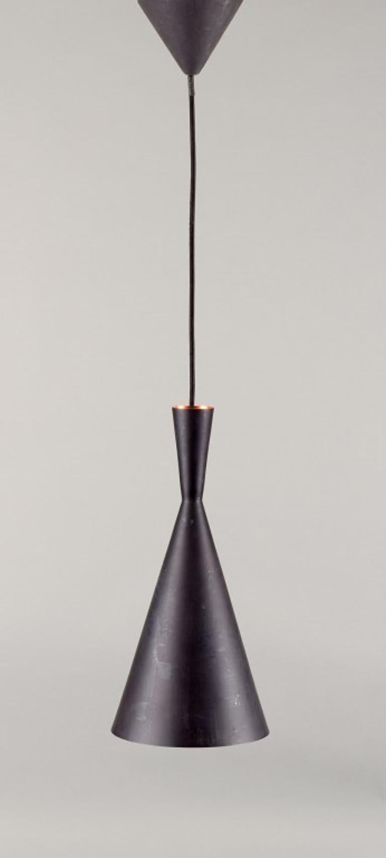 Tom Dixon, pendente Beat Light Tall, realizzato in metallo martellato rivestito in lega opaca.
Progettato nel 2006.
In ottime condizioni con minimi segni di utilizzo.
Dimensioni: Altezza 39 cm x Diametro 19,0 cm.