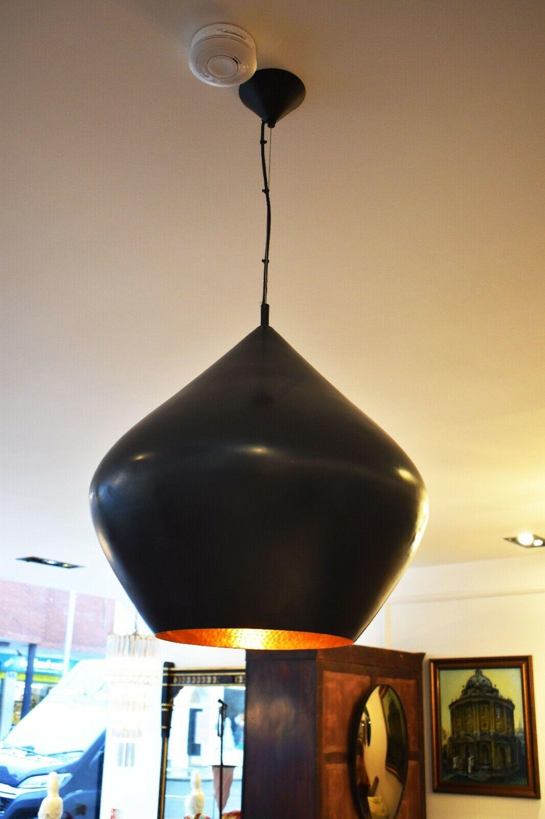 Part of the renowned “Beat” collection from iconic British designer Tom Dixon, the black Beat Stout is a design classic.

Created by master Craftsman in Moradabad Northern India, the pendant is created by spinning and welding in separate parts.