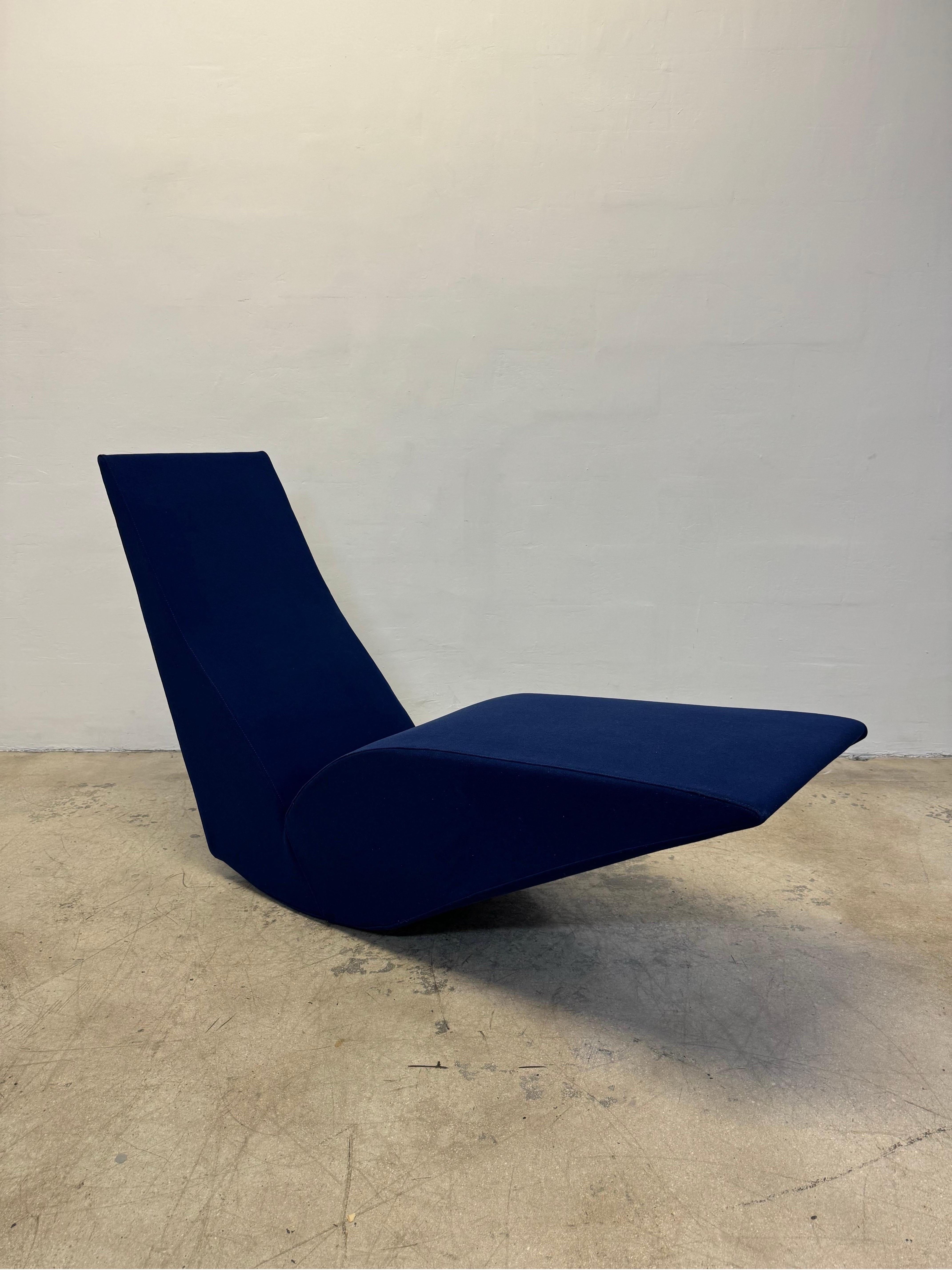 Chaise longue à bascule Bird sculpturale réalisée en laine bleue de Dixon par Tom Dixon pour Cappellini. 

La typologie de mobilier très rare et inhabituelle de la chaise longue à bascule est explorée ici dans une forme monolithique, soigneusement