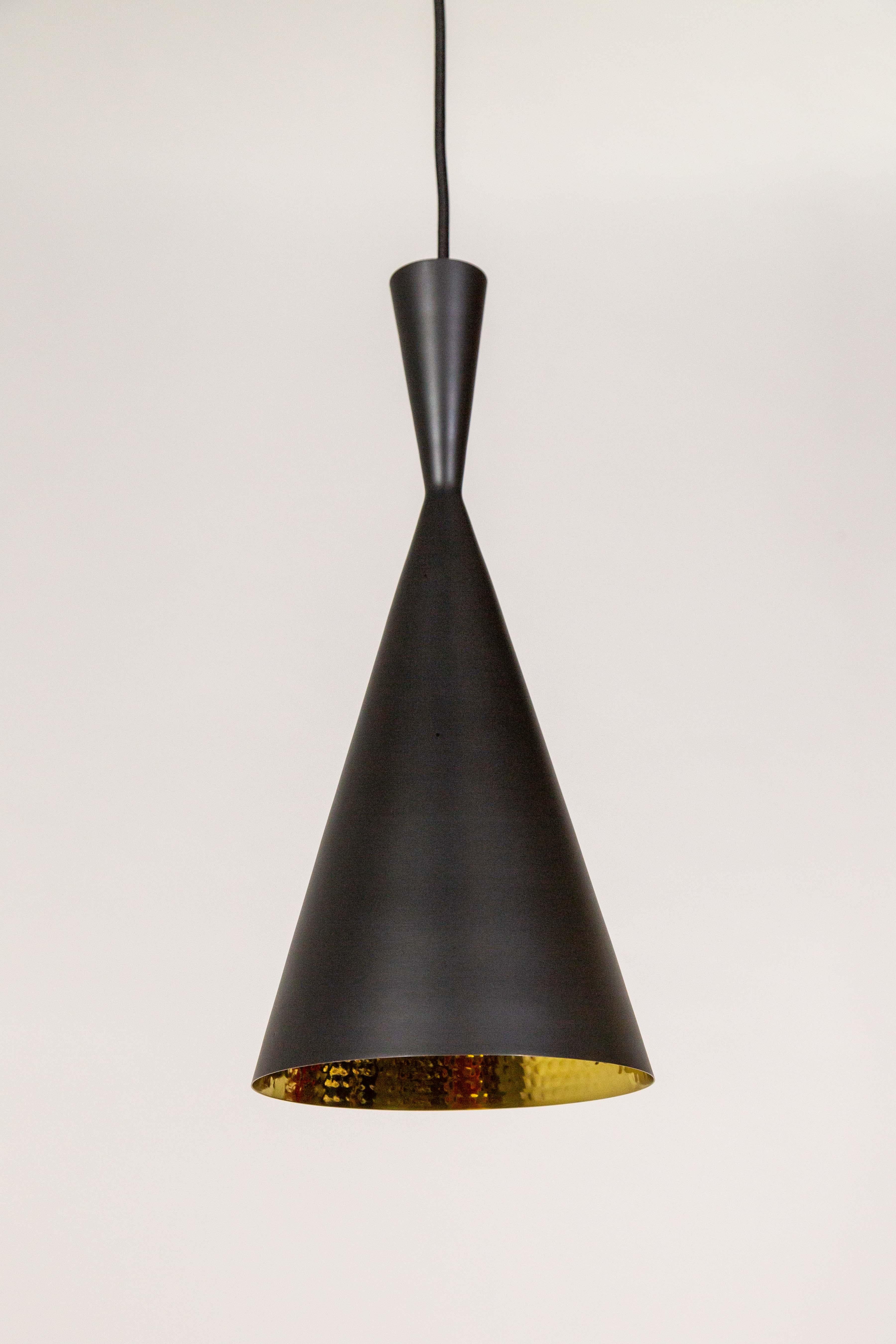 Moderne Tom Dixon Black Beat Tall Pendant Light (lampe suspendue)  en vente