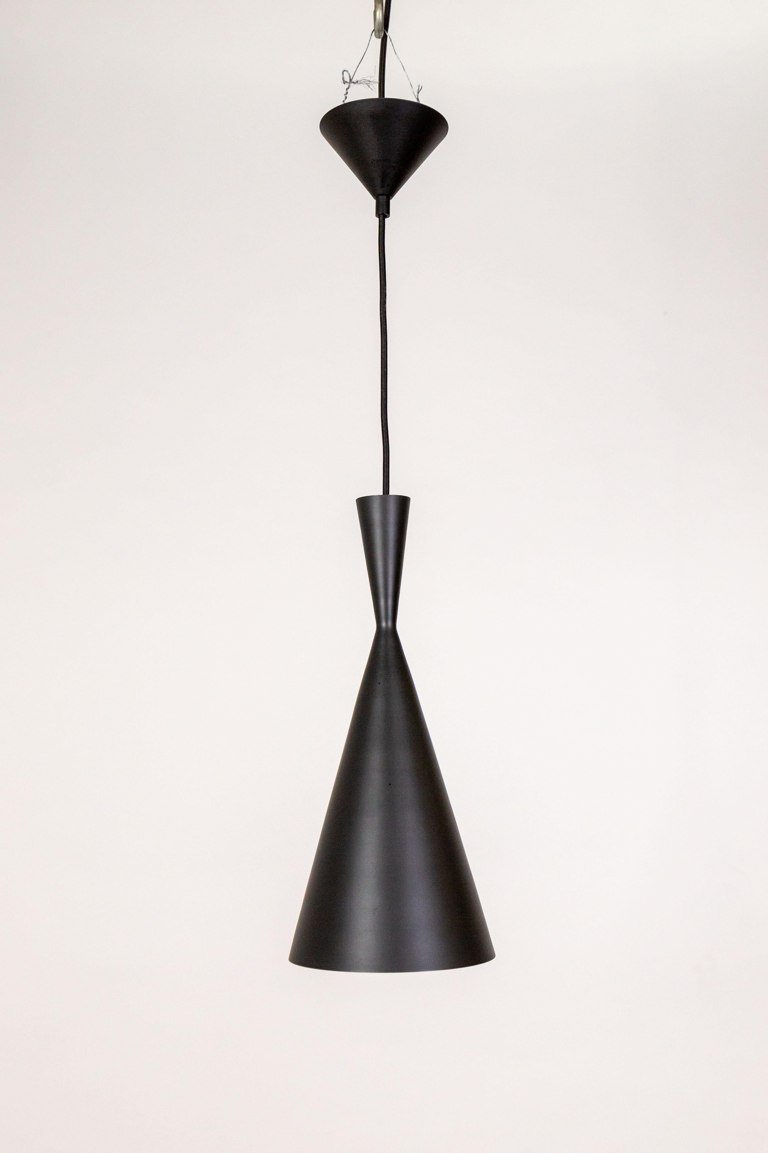 XXIe siècle et contemporain Tom Dixon Black Beat Tall Pendant Light (lampe suspendue)  en vente
