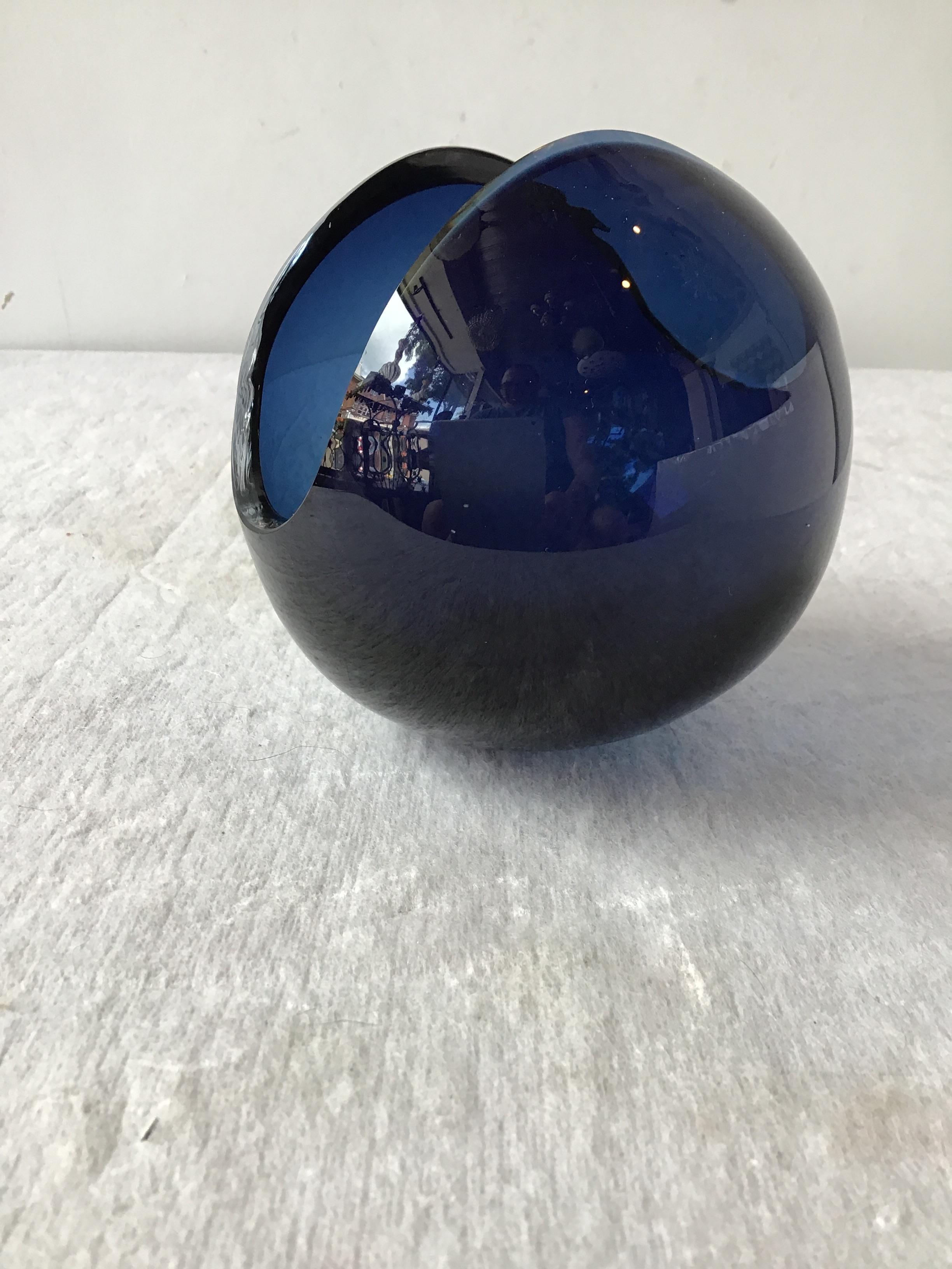 Tom Dixon Blue Glass Orb Vase In Good Condition In Tarrytown, NY