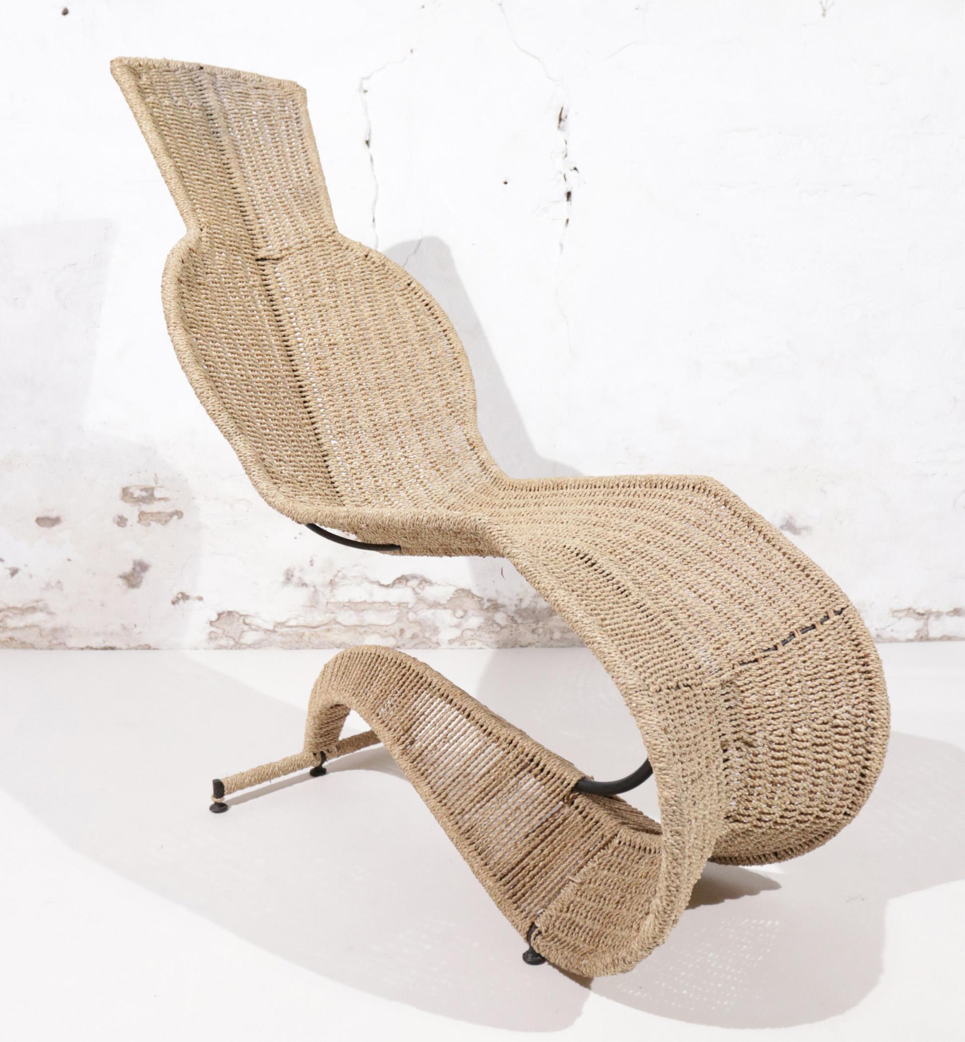 One of the most special chairs we have ever had is this one designed by Tom Dixon.
A steel frame as a skeleton and woven seagrass as a skin make it a true sculpture.
Not only does it look cool, it's also very comfortable.
It is a kind of rocking