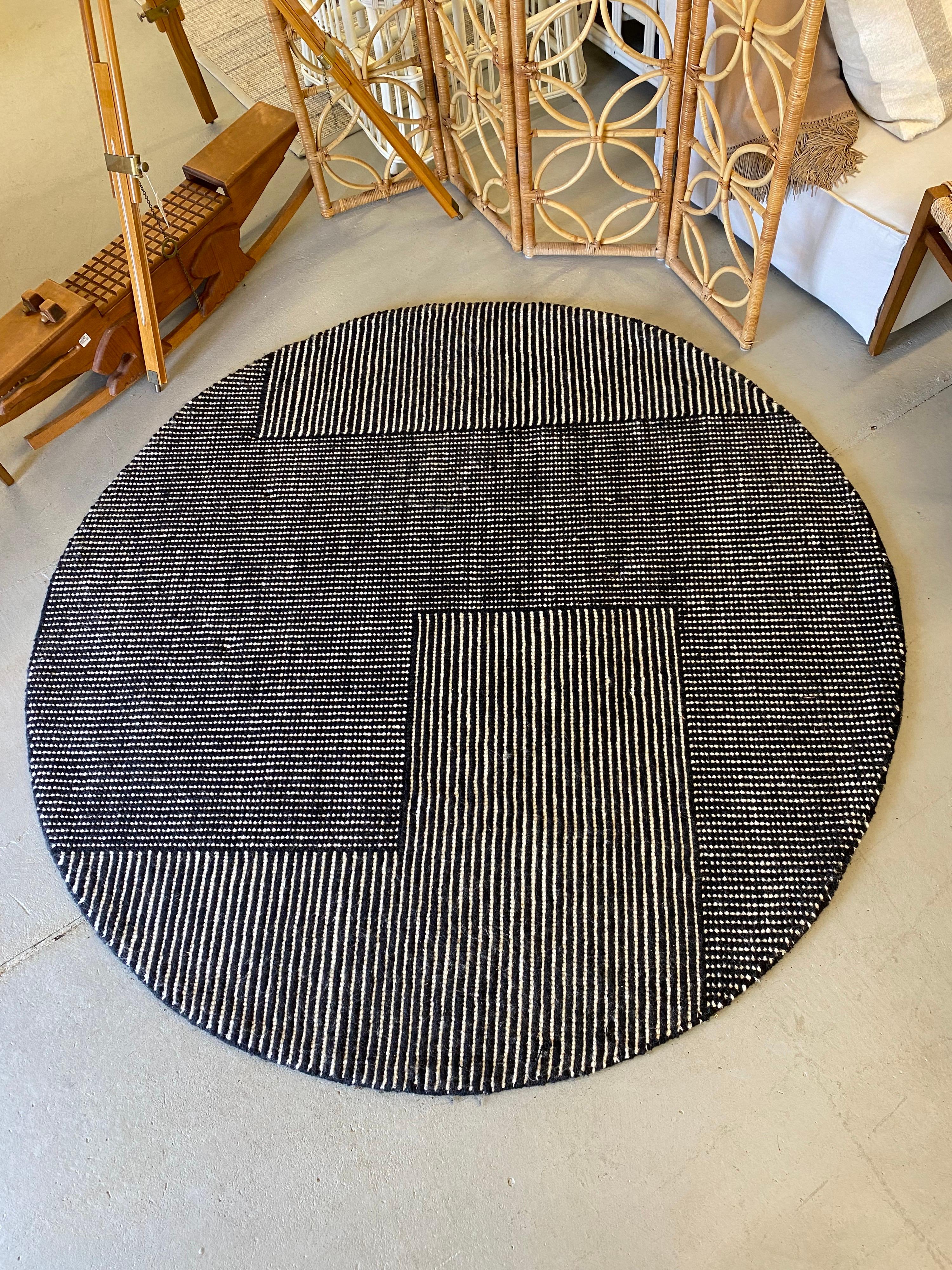 Tom Dixon brown rug

Measures: 78.5
