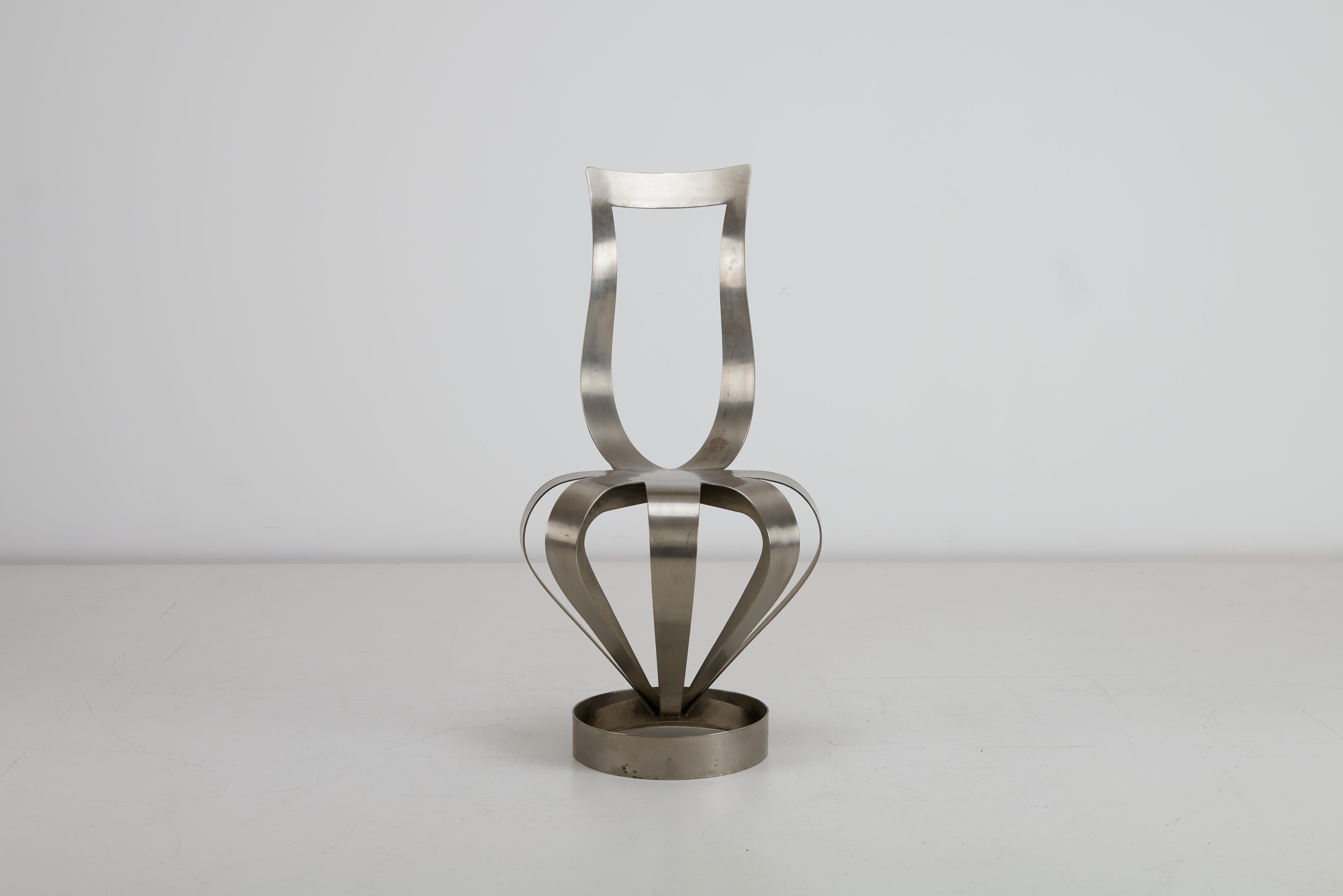 La Crown Chair di Tom Dixon è un pezzo di design audace e innovativo che mette in mostra l'approccio pionieristico del designer britannico all'arredamento. Prodotta alla fine degli anni '80, questa sedia combina elementi di Industrial Design con una