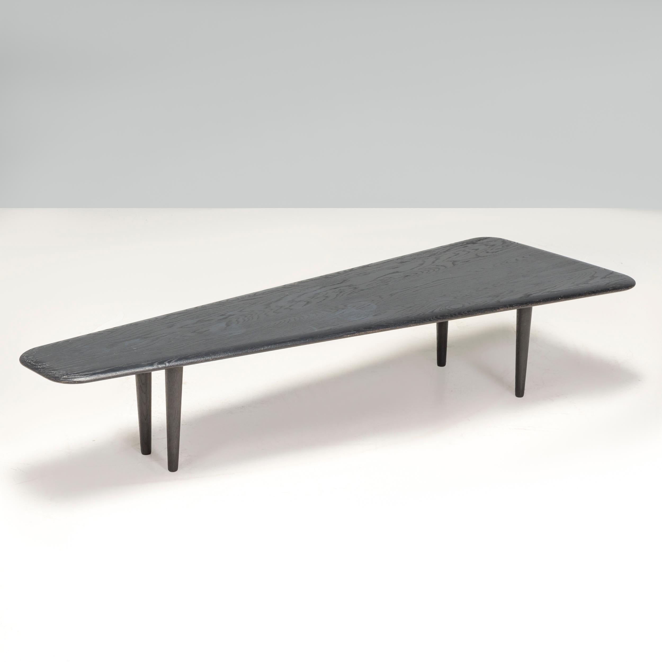 Conçue par Tom Dixon, l'un des designers britanniques les plus connus du XXIe siècle, cette table basse en dalle de chêne foncé associe des matériaux de qualité à une esthétique épurée.

 Construit en chêne massif couronné, le bois a été