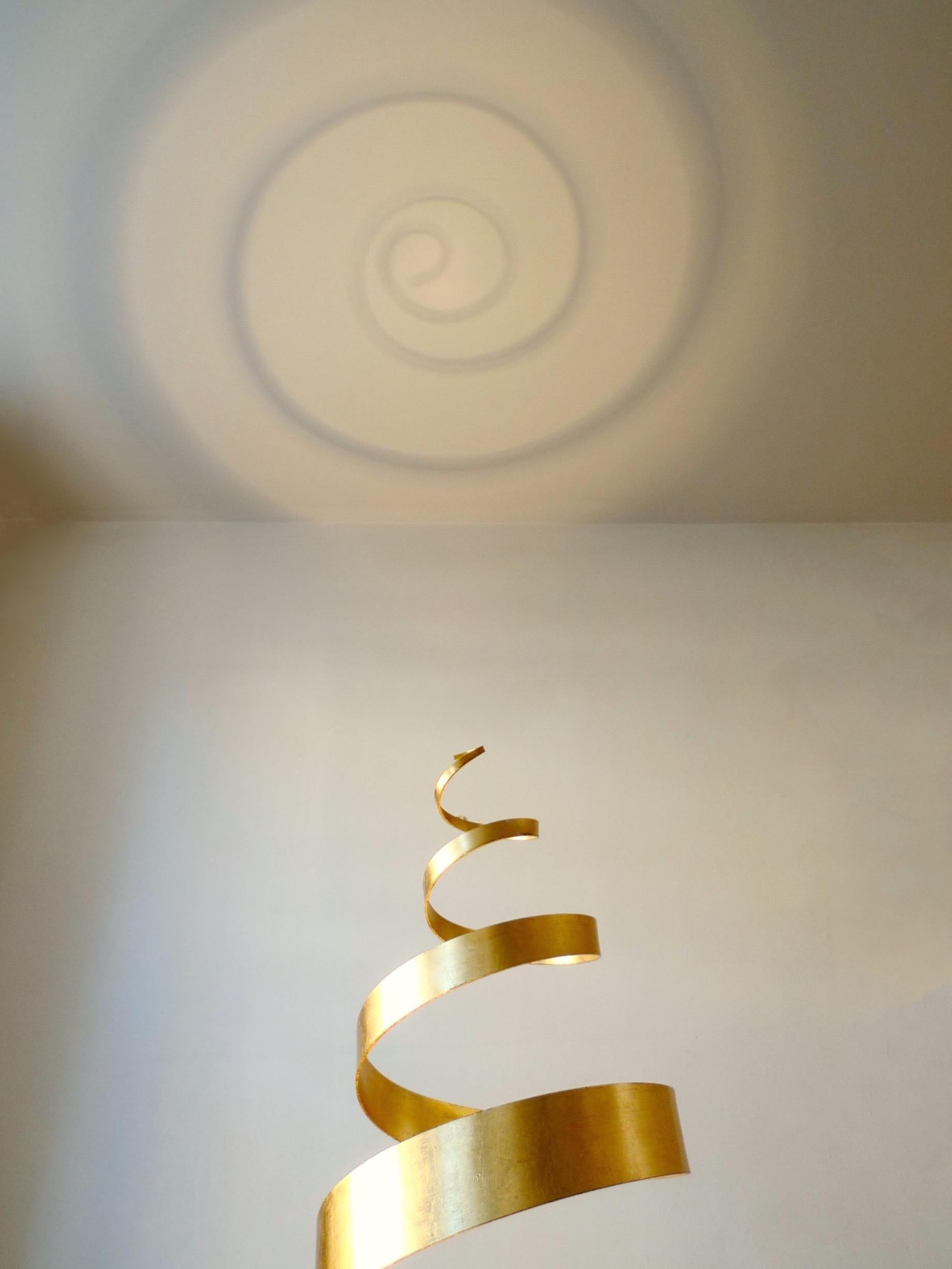 Tom Dixon, ancienne paire de lampadaires cinétiques en spirale en feuille d'or, UK 1988 en vente 10