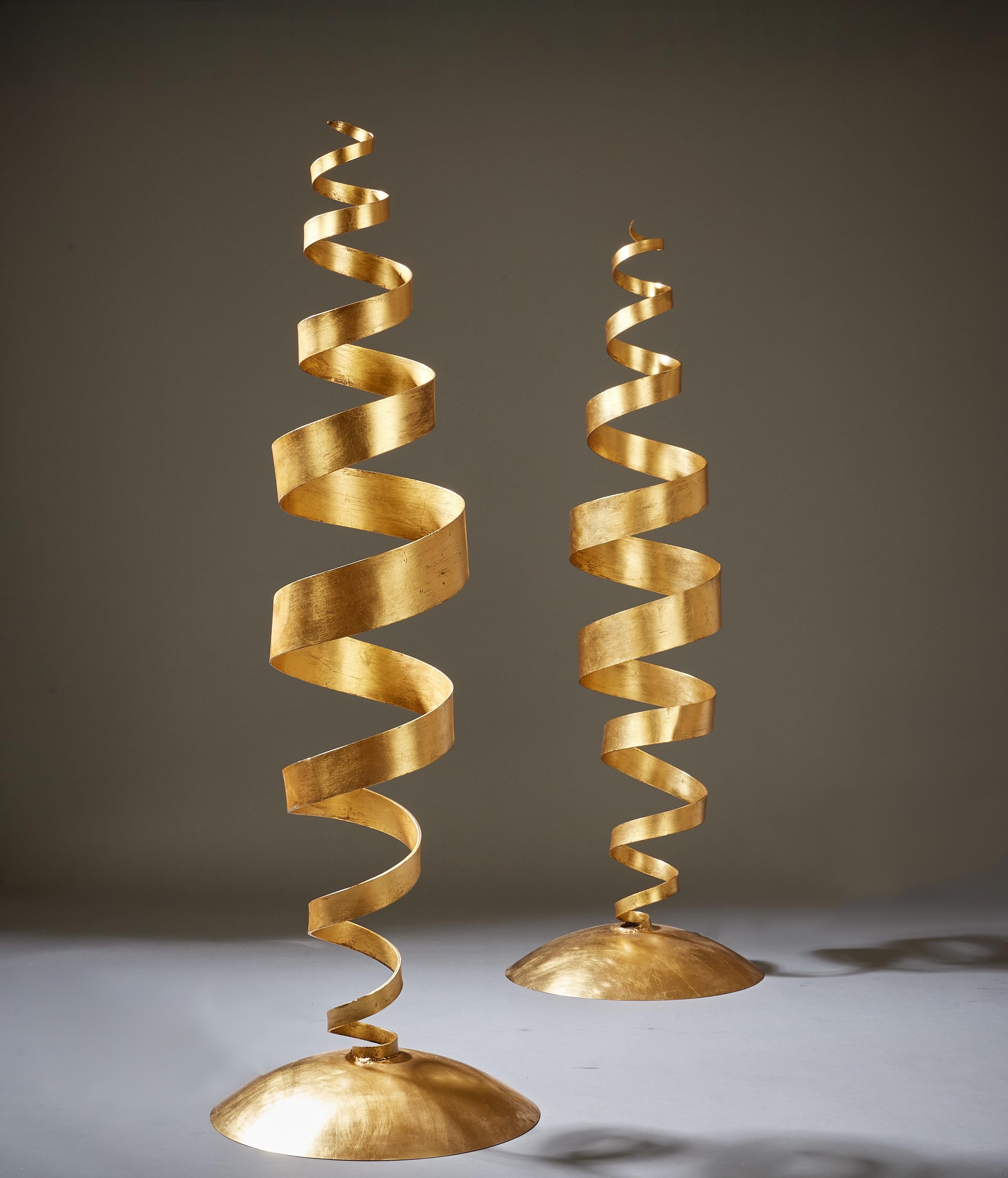 Anglais Tom Dixon, ancienne paire de lampadaires cinétiques en spirale en feuille d'or, UK 1988 en vente
