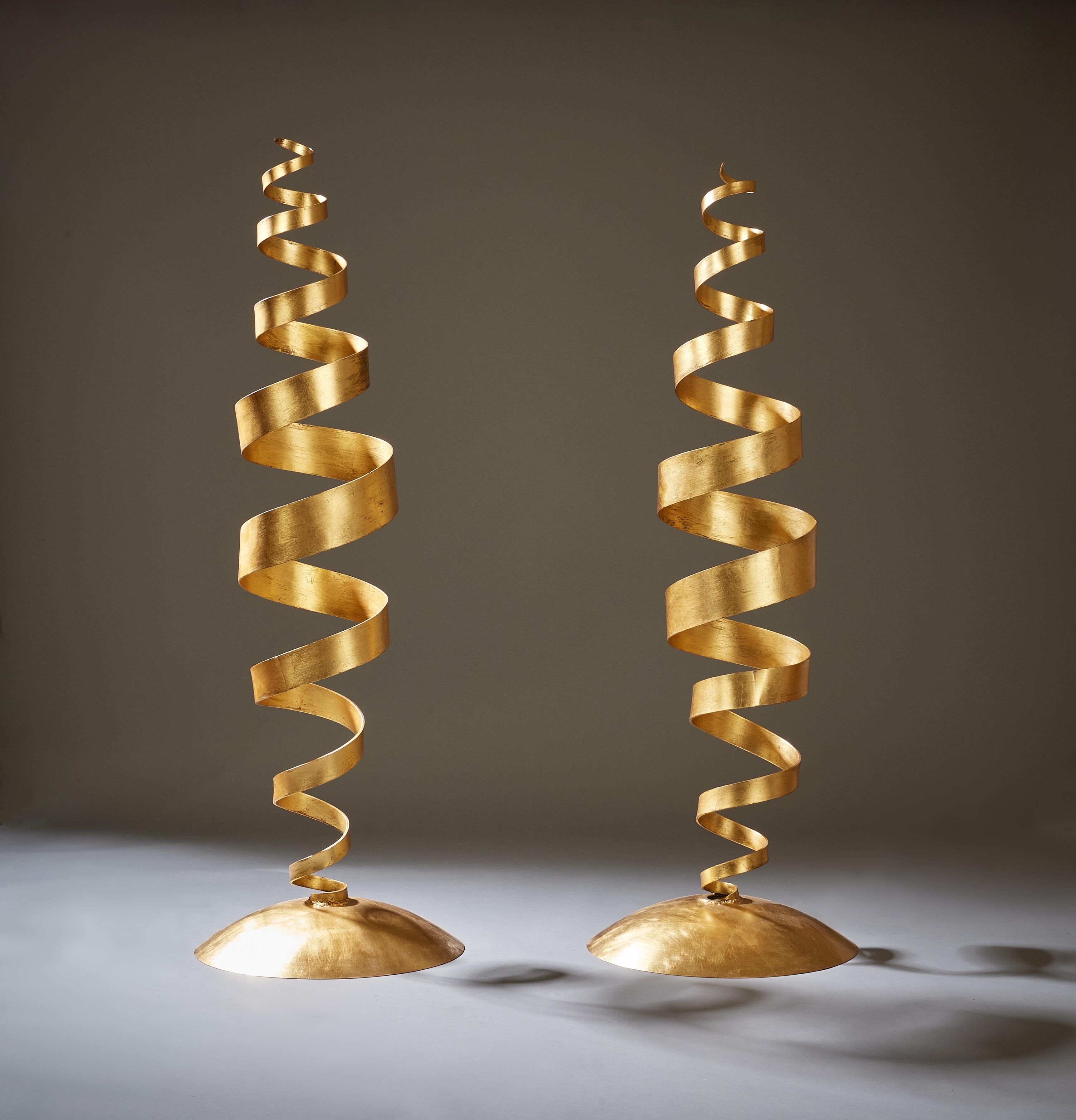 Tom Dixon, frühes Paar kinetische Spiral-Stehlampen aus Blattgold, UK 1988 im Zustand „Gut“ im Angebot in New York, NY