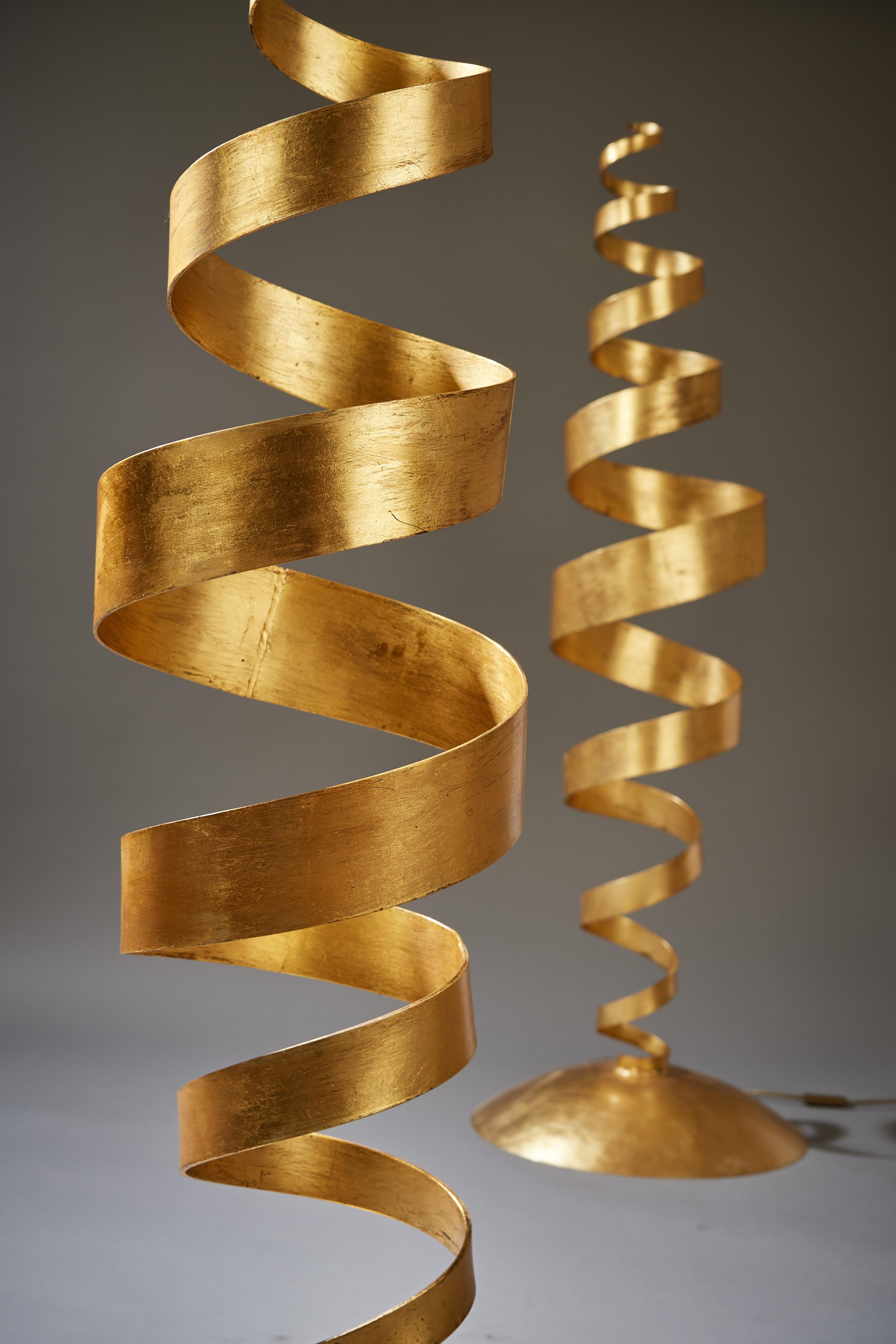 Tom Dixon, ancienne paire de lampadaires cinétiques en spirale en feuille d'or, UK 1988 en vente 3