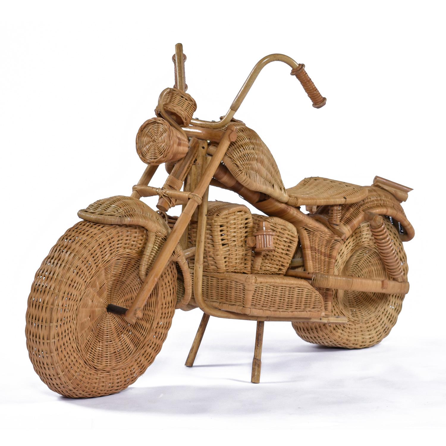 Réplica increíblemente fiel a la realidad de la motocicleta Harley Davidson hecha de mimbre. Diseñada por Tom Dixon para Habitat, la escultura está hecha de mimbre, ratán y bambú. La mecánica es fiel a las especificaciones con los motores gemelos en