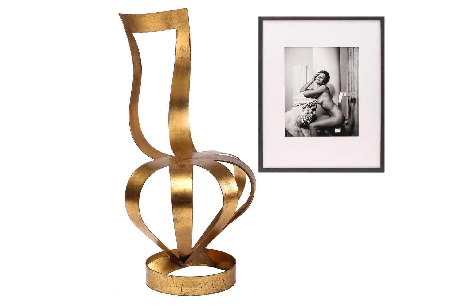 Tom Dixon Gold Crown Chair & John Stoddart Photographie d'Elizabeth Hurley 1988 en vente 4