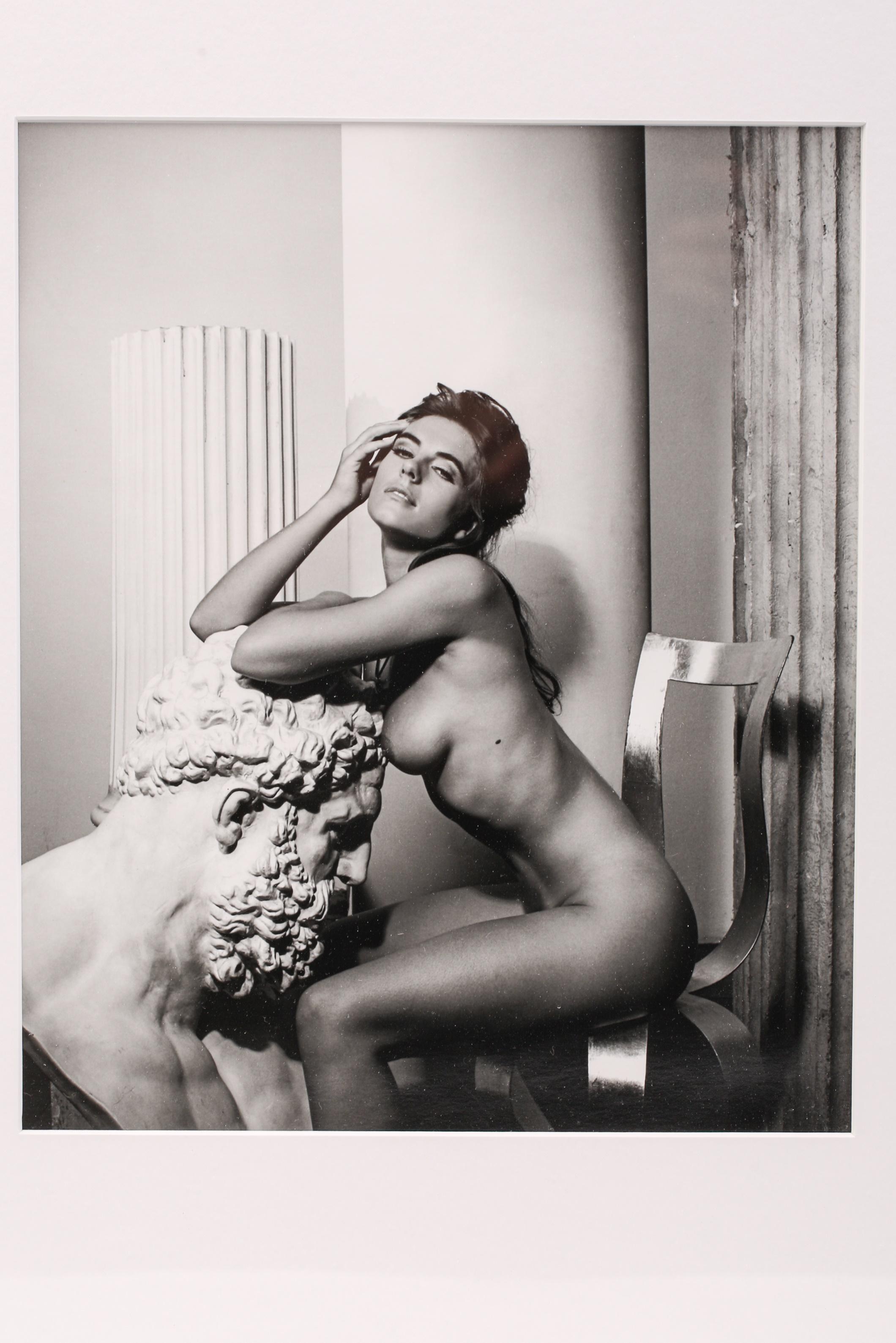 Tom Dixon Gold Crown Chair & John Stoddart Photographie d'Elizabeth Hurley 1988 en vente 5