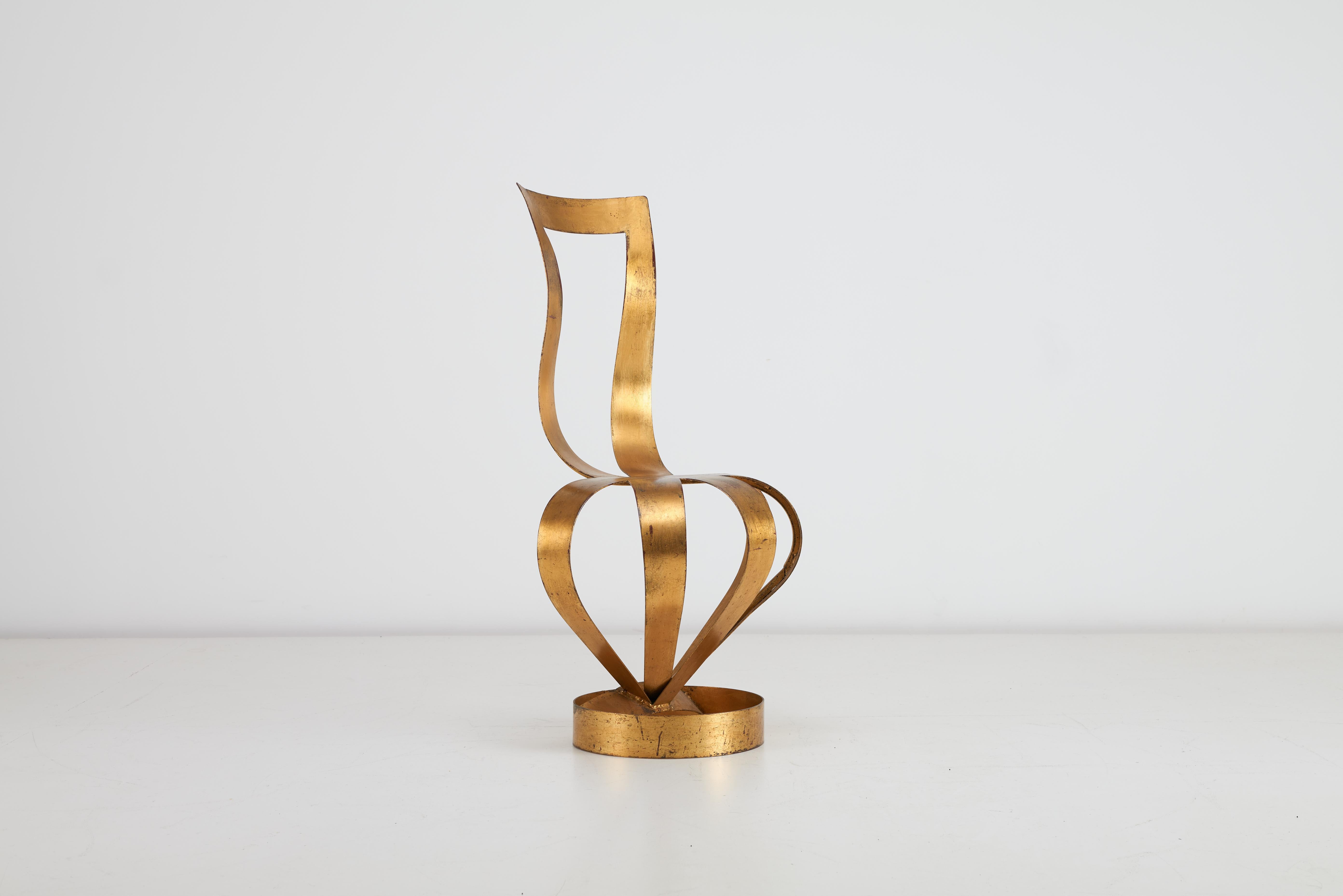 La Crown Chair est une pièce marquante et emblématique de l'histoire du design, qui illustre la vision audacieuse du designer et son approche avant-gardiste du mobilier. Véritable pièce d'apparat, cette chaise présente une étonnante finition or