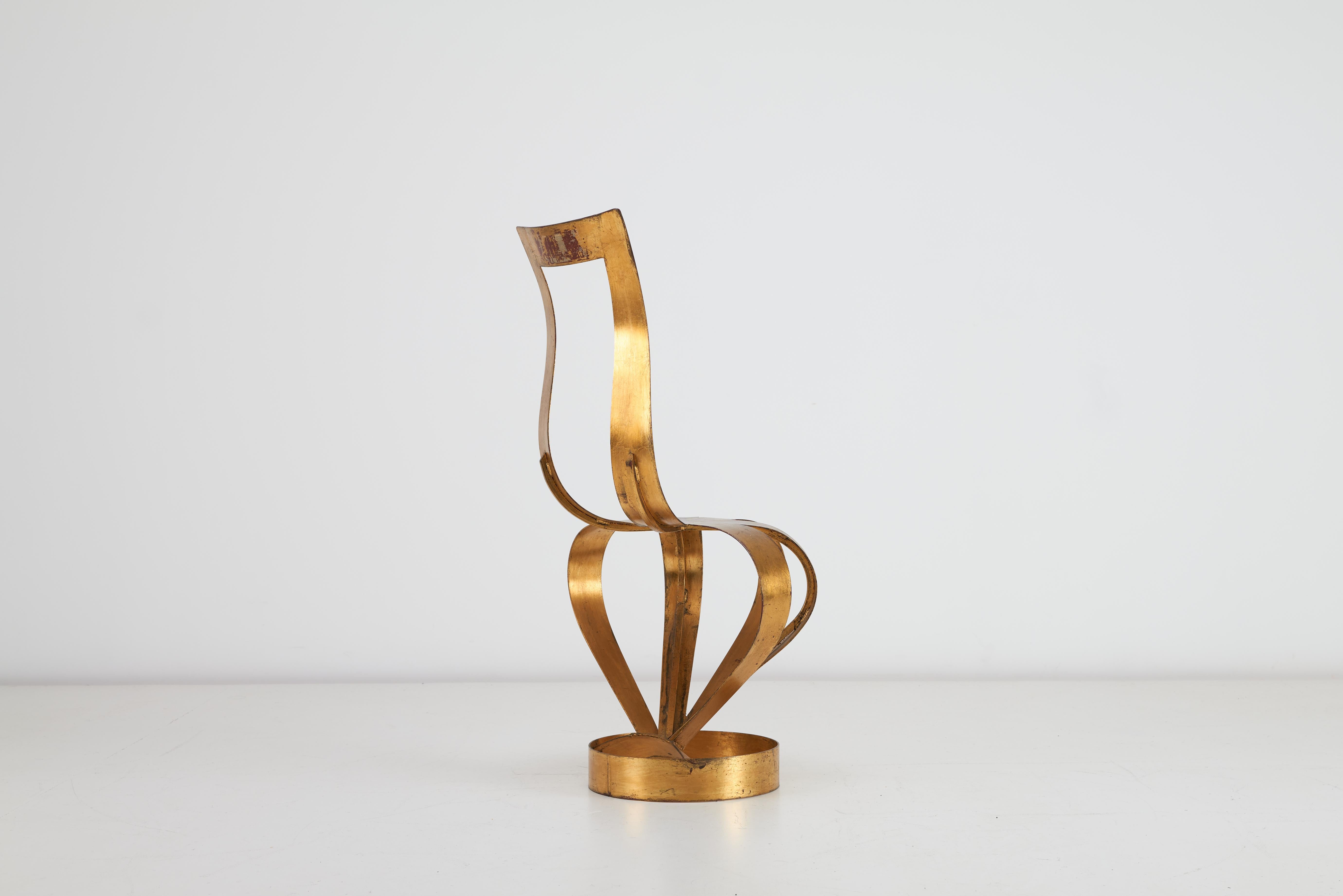 20ième siècle Tom Dixon Gold Crown Chair & John Stoddart Photographie d'Elizabeth Hurley 1988 en vente