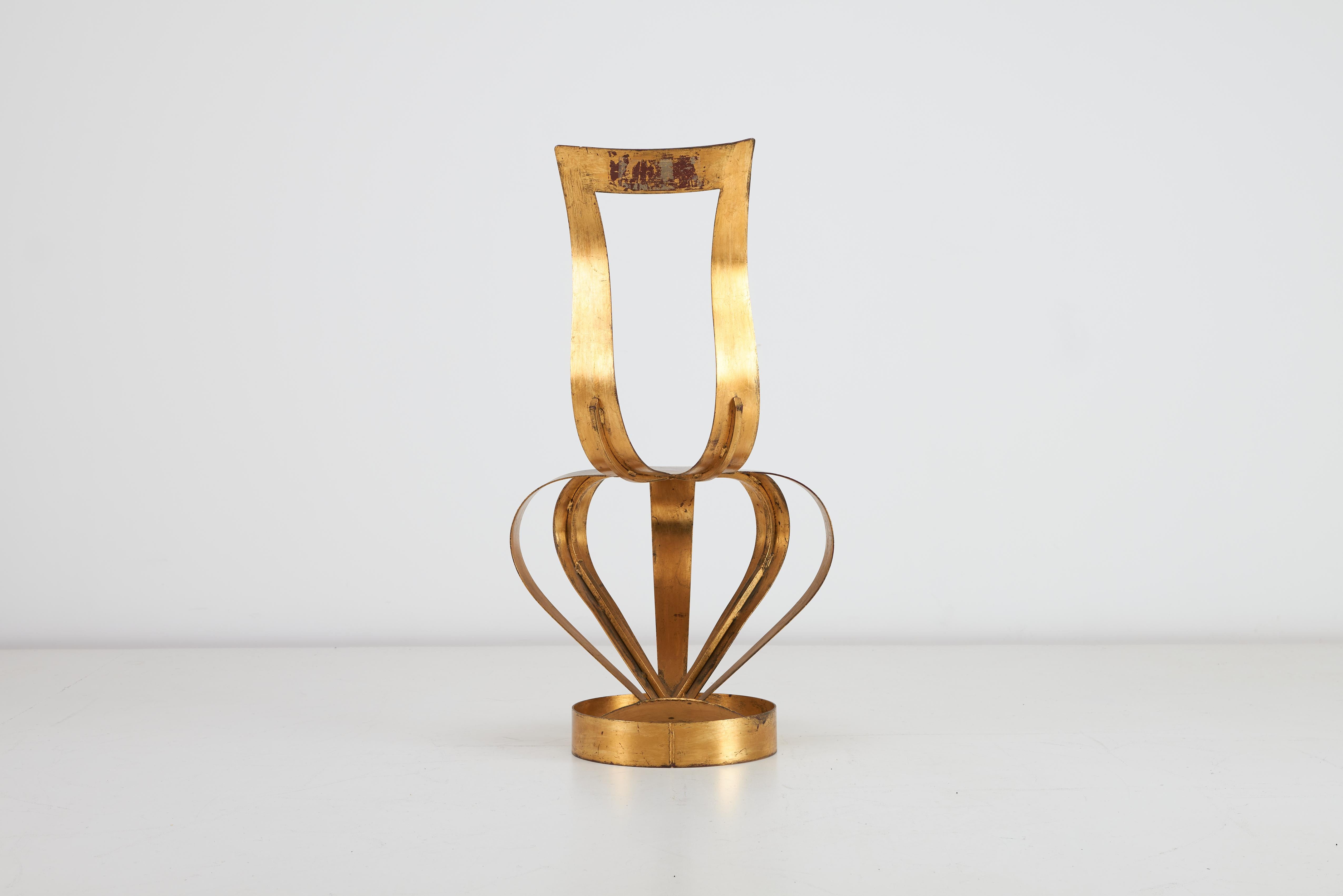 Tom Dixon Gold Crown Chair & John Stoddart Photographie d'Elizabeth Hurley 1988 en vente 1