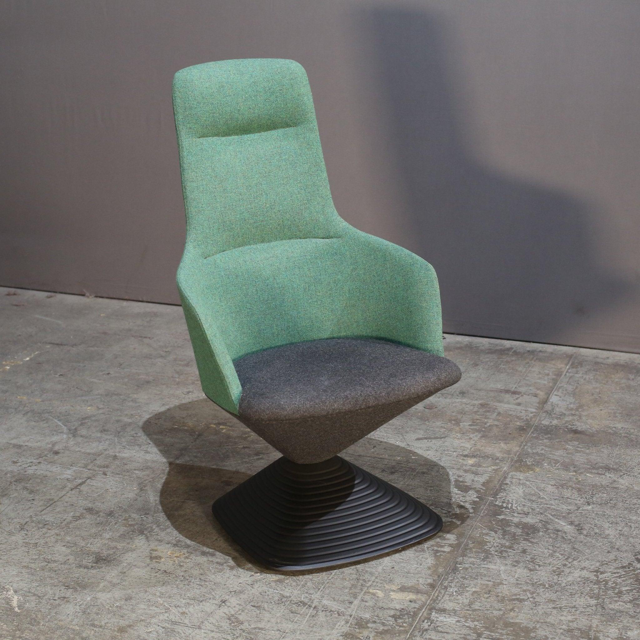 Voici la Tom Dixon Pivot Chair - en tant que première production de l'usine, elle joue un rôle clé dans l'histoire de l'origine de cette chaise emblématique. Fabriquée avec précision et souci du détail, cette chaise présente un design épuré et
