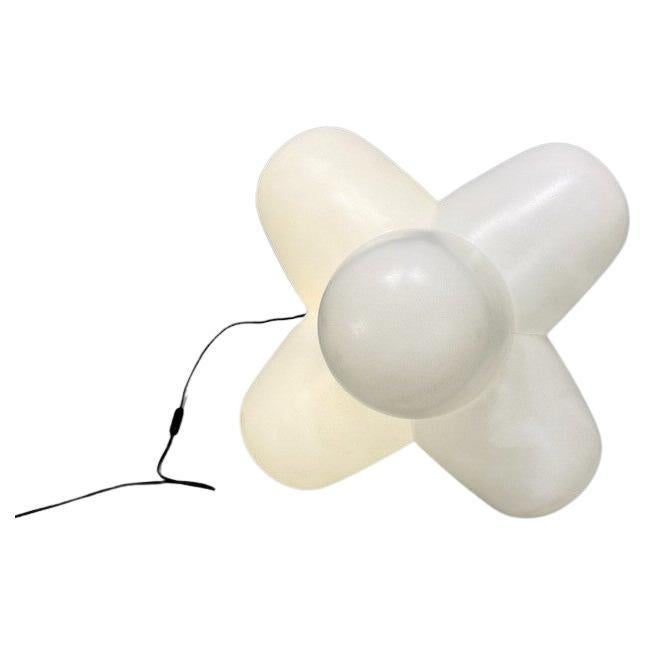 La lampe Jack, conçue par Tom Dixon en 1994, est un objet de design emblématique et ludique qui allie art, fonctionnalité et innovation. Cette lampe étonnante, également connue sous le nom de 