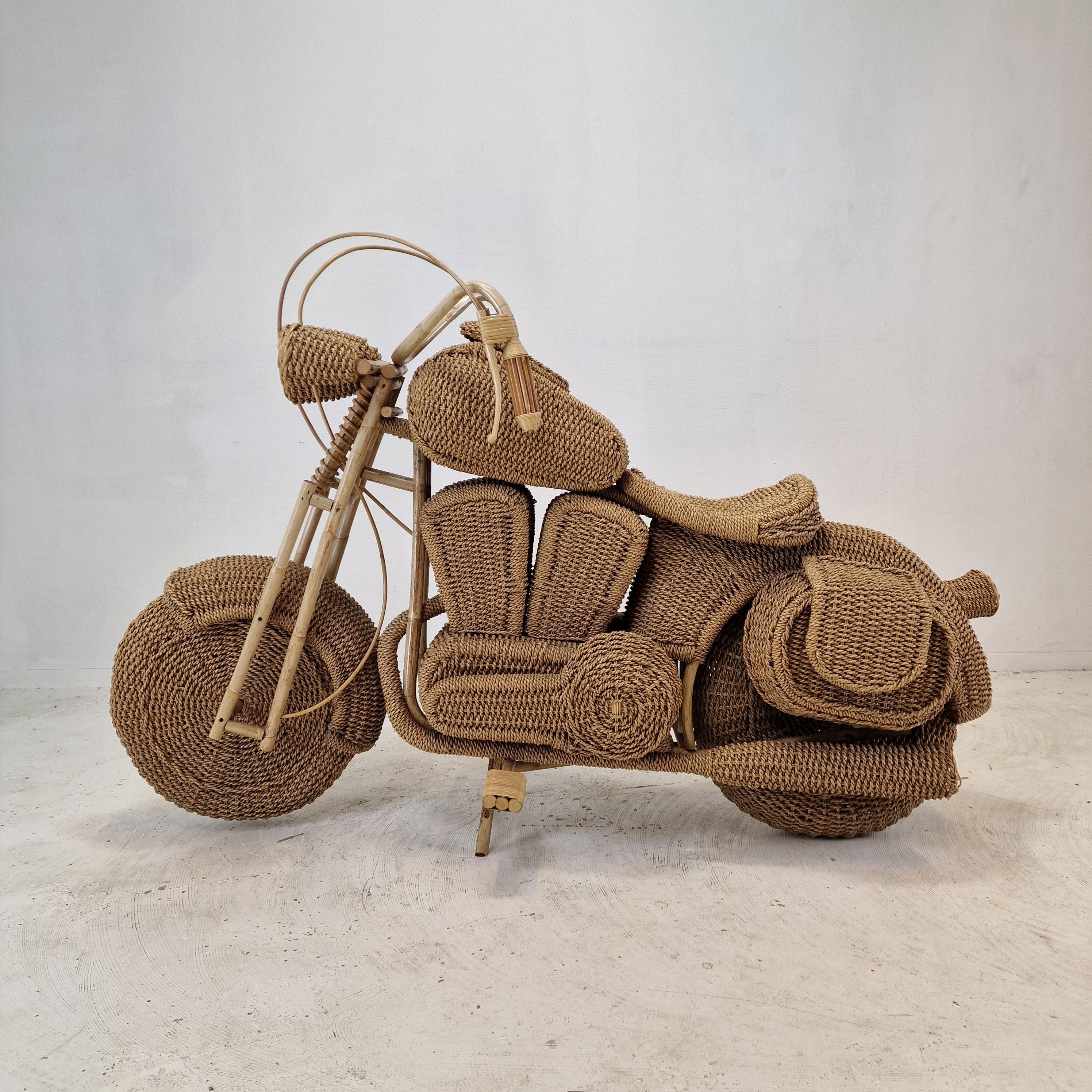 Modèle de moto en rotin Harley Davidson grandeur nature, attribué à Tom Dixon USA, Circa 1980  

Sculpture artisanale d'une moto en rotin tressé, saule, roseau et bois. 

Ce modèle aurait été utilisé comme présentoir dans les magasins Habitat dans