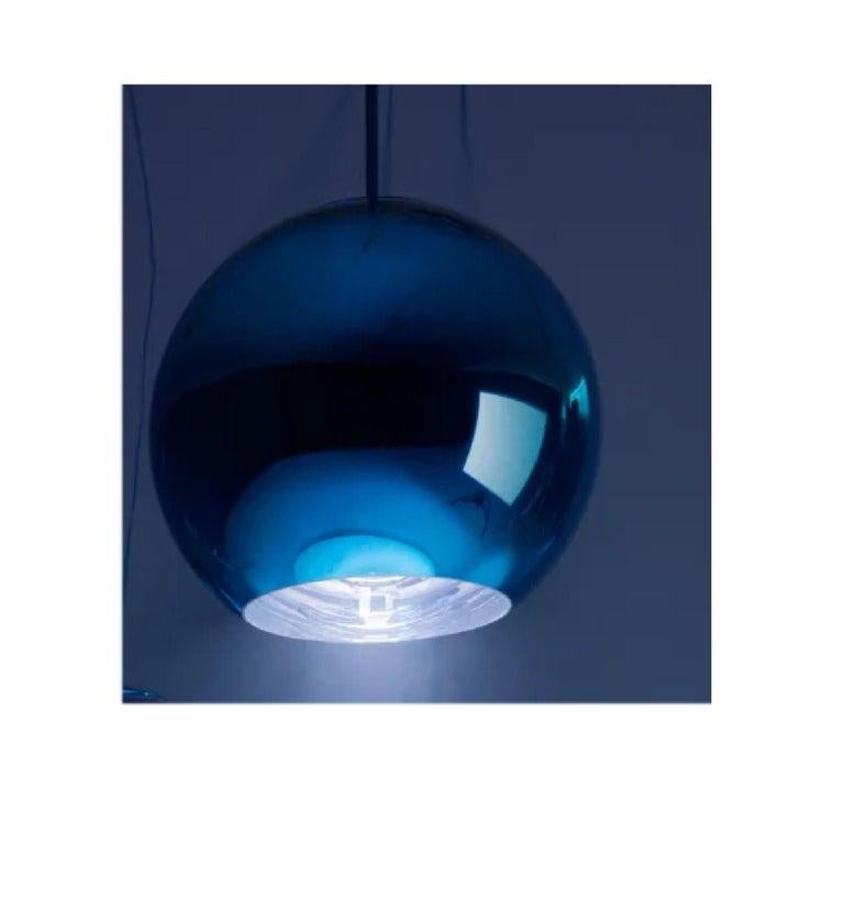 Tom Dixon minimal Industrial blaue Kupfer Pendelleuchte, klein (25 cm) limitierte Auflage. In hochreflektierendem Blau nimmt der Kupferton die schwerelose Form eines mit Helium gefüllten Ballons an, eines nicht identifizierten Objekts aus dem