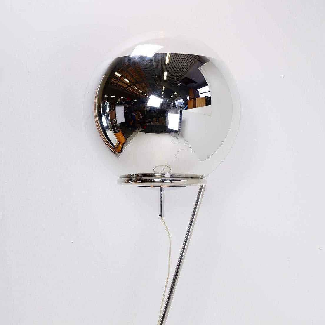 Lámpara de pie - lámpara de espejo - decoración moderna
!!!! ¡¡¡Algunos signos de desgaste y ligeros arañazos en el globo del espejo - vídeo a petición !!! 
Medidas : 45x45cm H:160cm 
Materiales : Cromo - bola de policarbonato 