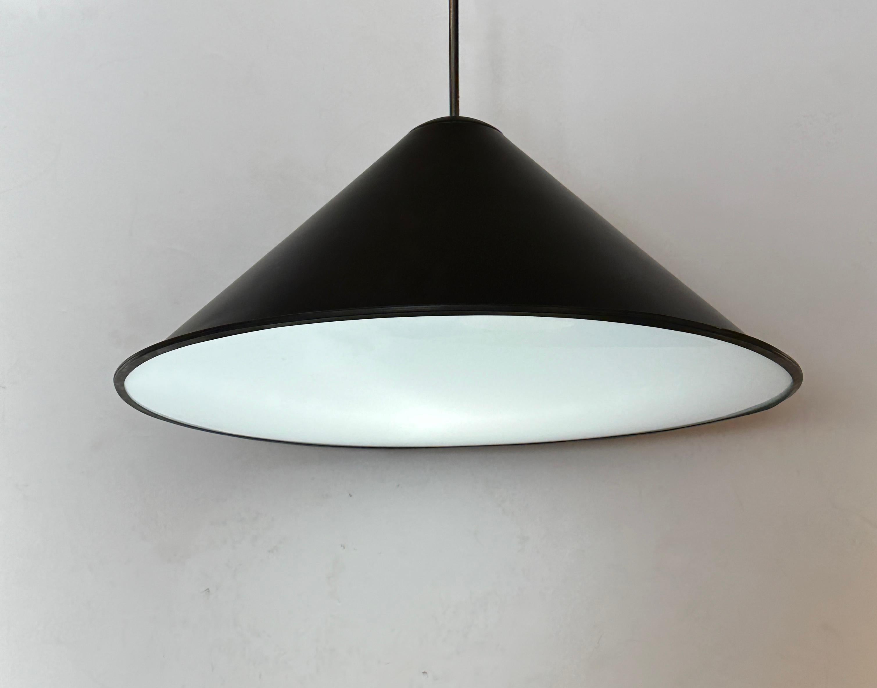 Moderne Lampe à suspension moderne noire Tom Dixon avec fond en plexiglas dépoli  en vente