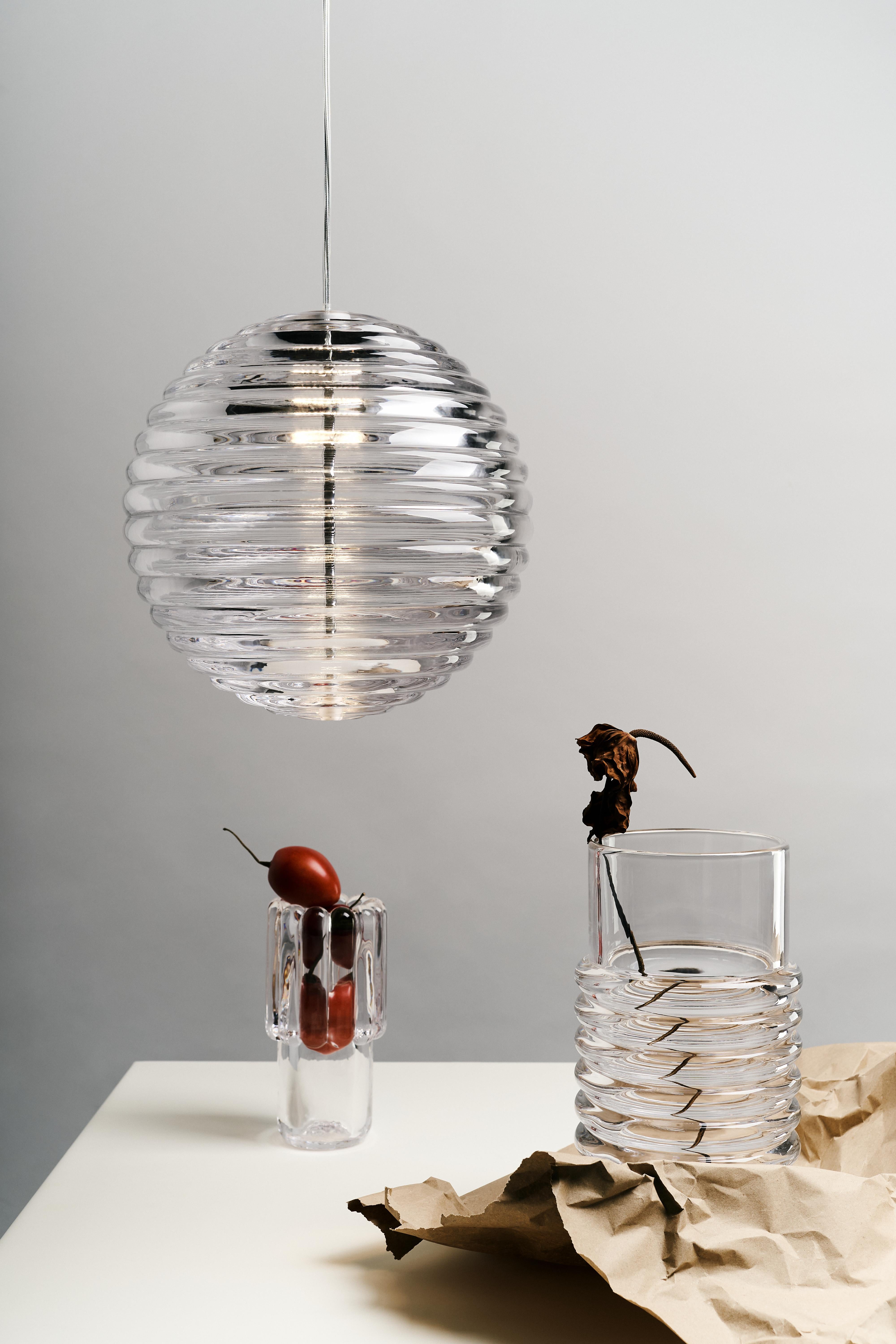 Pendentif 'Press' en forme de sphère en verre Tom Dixon

La suspension 'Press' fait partie de la série d'éclairages et d'accessoires LED de Dixon exécutés en verre pressé épais. Le diffuseur est constitué de grosses bobines de verre transparent qui