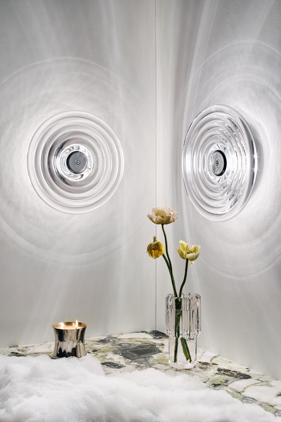 Tom Dixon Glass 'Press Surface' Applique en verre clair avec capuchons interchangeables

L'applique murale 'Press' fait partie de la série d'éclairages et d'accessoires LED de Dixon exécutés en verre pressé épais. Audacieux dans sa silhouette et