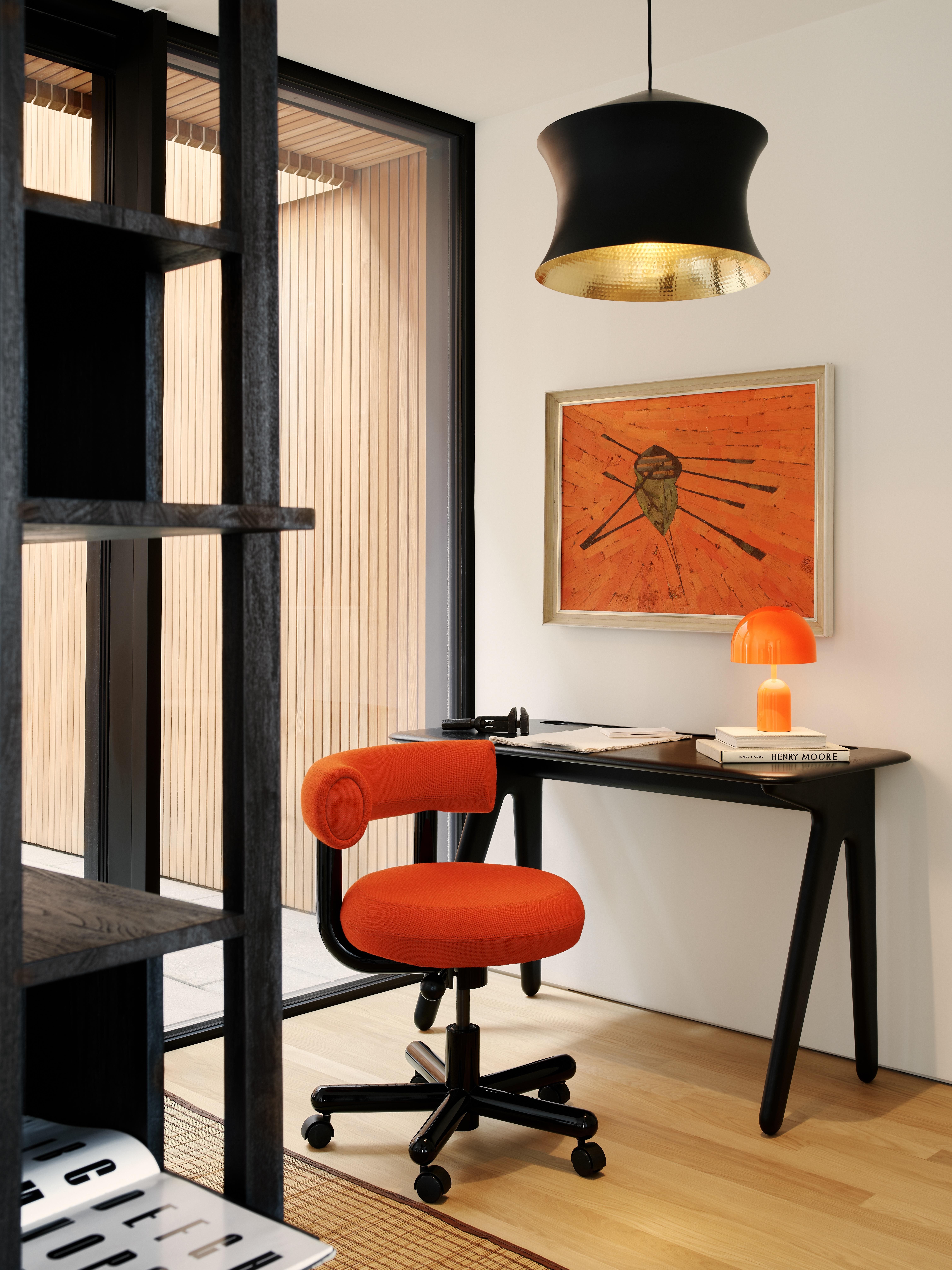 Scrivania in legno massiccio Tom Dixon 'Slab' in Oak Oak tinto nero

Realizzata in rovere massiccio certificato FSC, la scrivania Slab di Tom Dixon è costruita con semplici forme geometriche che celebrano la bellezza naturale del legno. Progettato