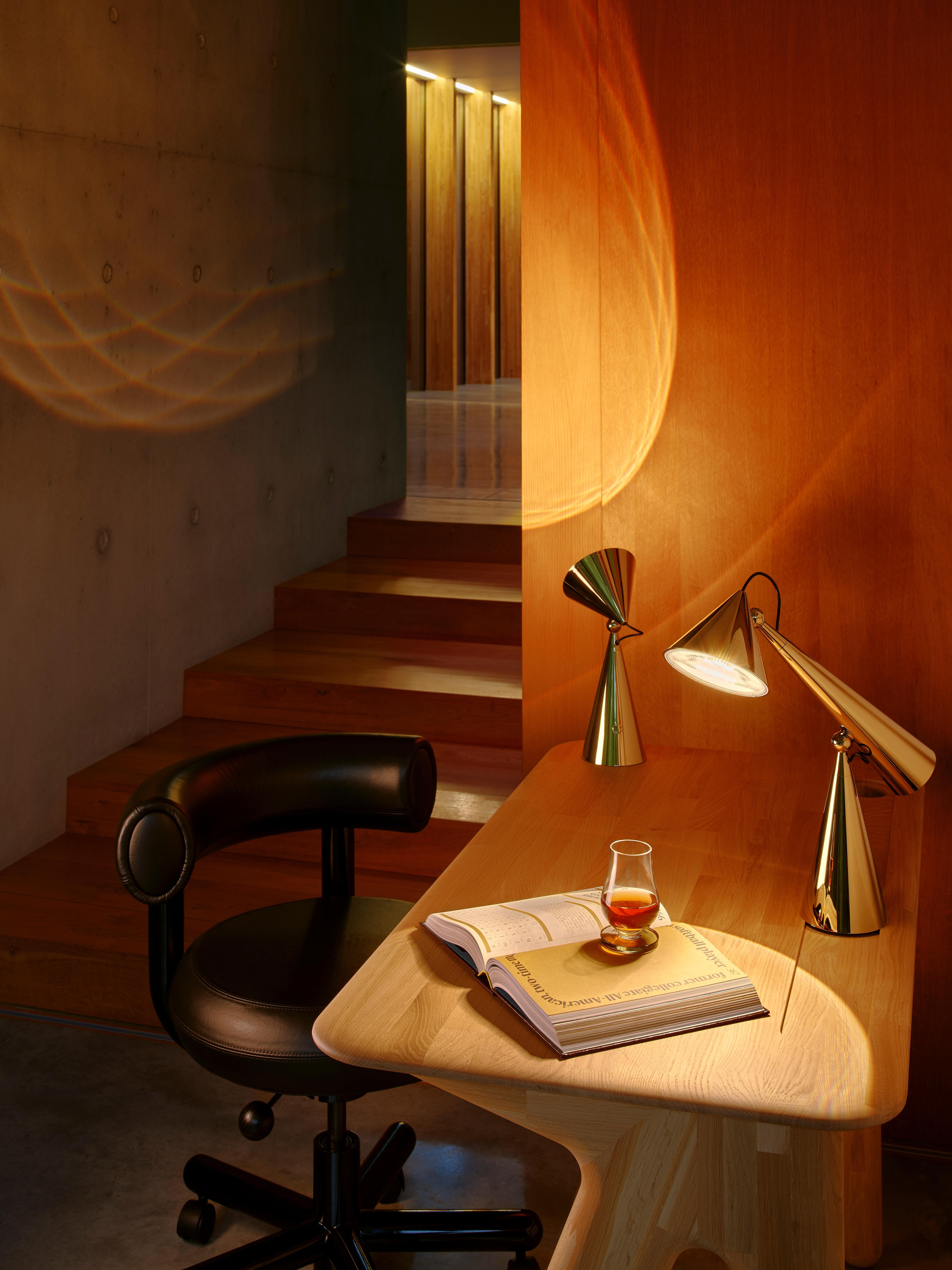 Scrivania in legno massiccio Tom Dixon 'Slab' in Oak Oak tinto nero In condizioni Nuovo in vendita a Glendale, CA