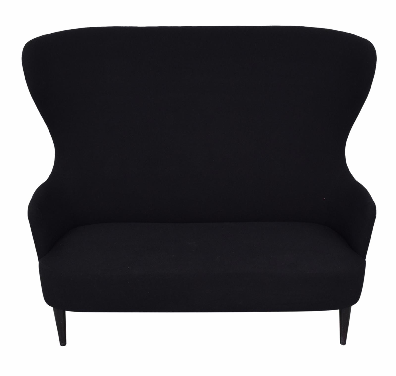 Tom Dixon Wingback black leg Hallingdal 65 sofa, two-seat loveseat, George Smith

Wingback was inspired by traditional 17th century Wingback and balloon-back archetypes and was developed for Shoreditch House Members Club. Its expressive sweeping