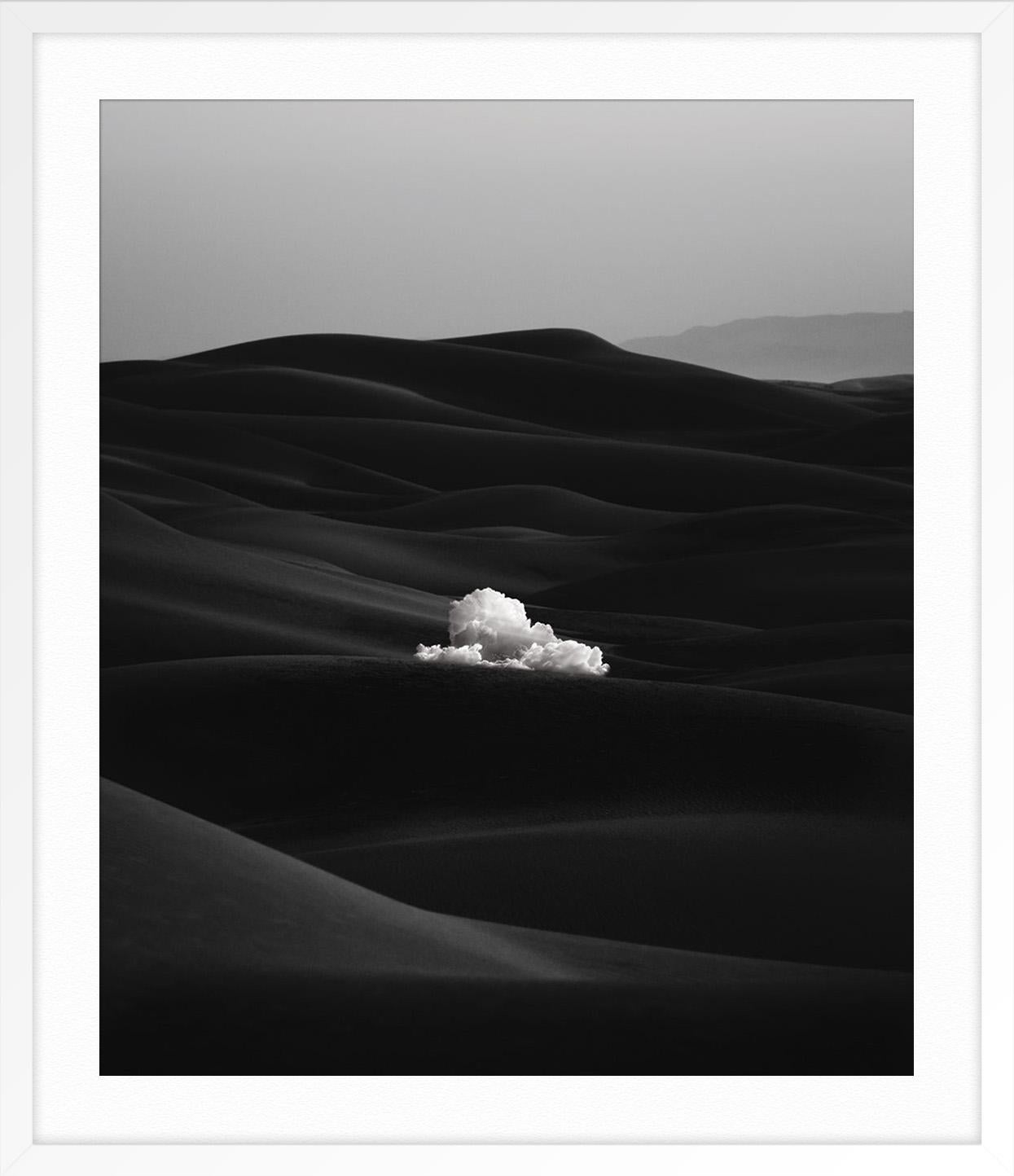 Te rparer - Noir Landscape Photograph par Tom Fabia