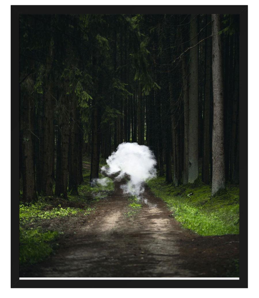 Voyaguer - Noir Landscape Photograph par Tom Fabia