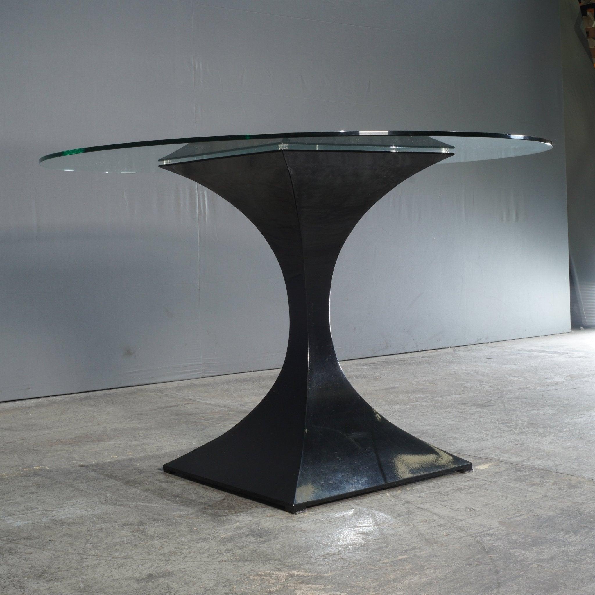 Introduisez une touche d'élégance contemporaine dans votre espace repas avec la table de repas ronde en verre Tom Faulkner Capricorn. Cette pièce captivante présente un design élégant et sophistiqué, parfait pour recevoir avec style. La table est
