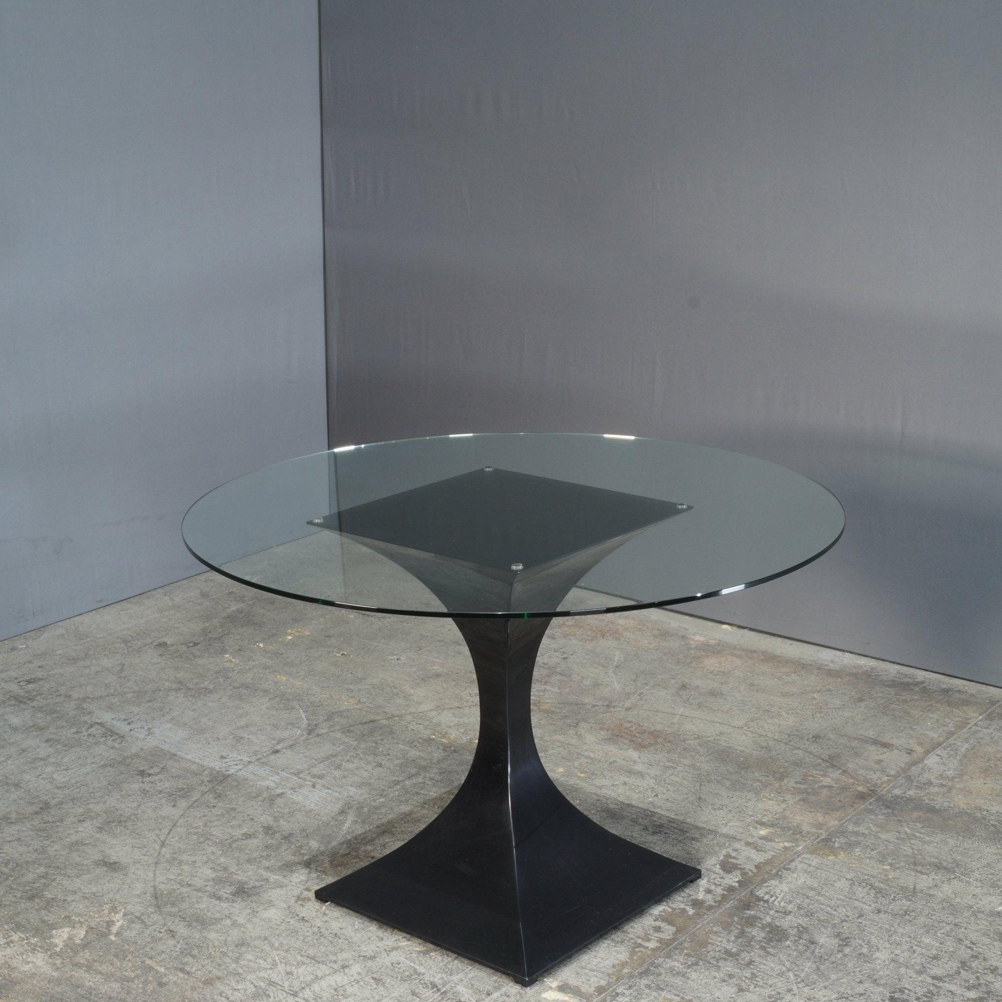 Table de salle à manger ronde Capricorn de Tom Faulkner Bon état - En vente à Basildon, London