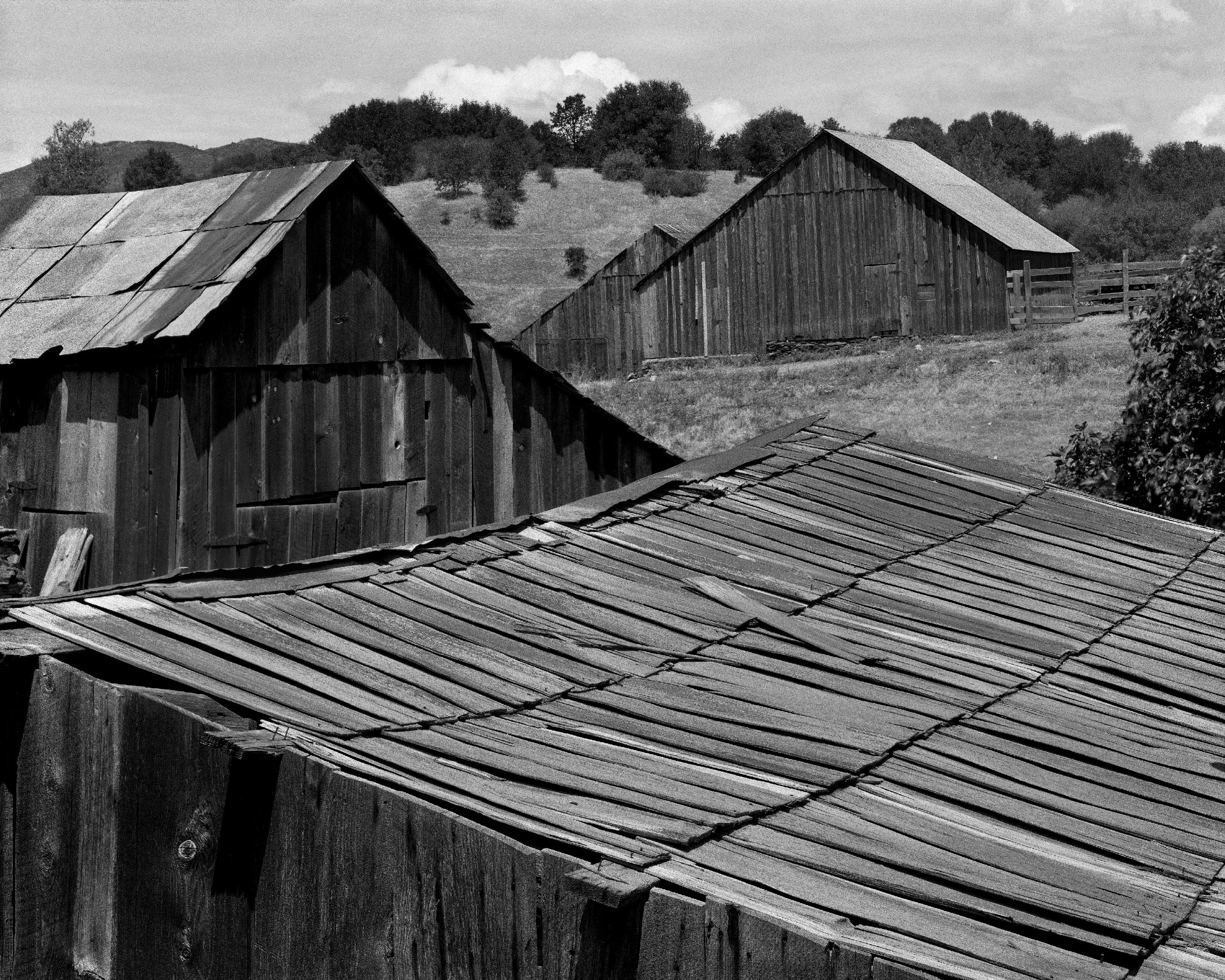 Tom Ferderbar Landscape Photograph – Mariposa CA Scheunen 1