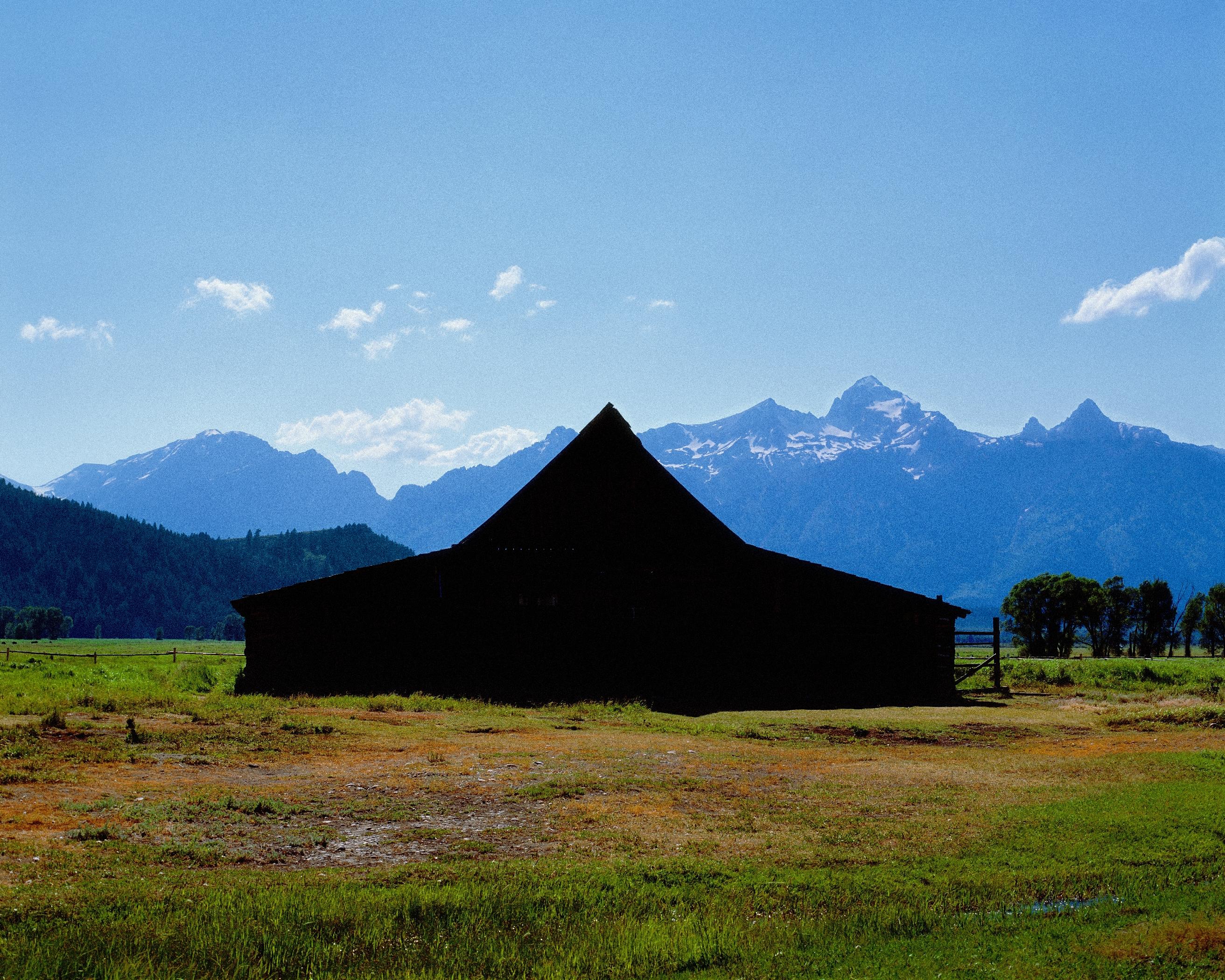 Landscape Photograph de Tom Ferderbar - Silueta del Granero Moulton y Tetones
