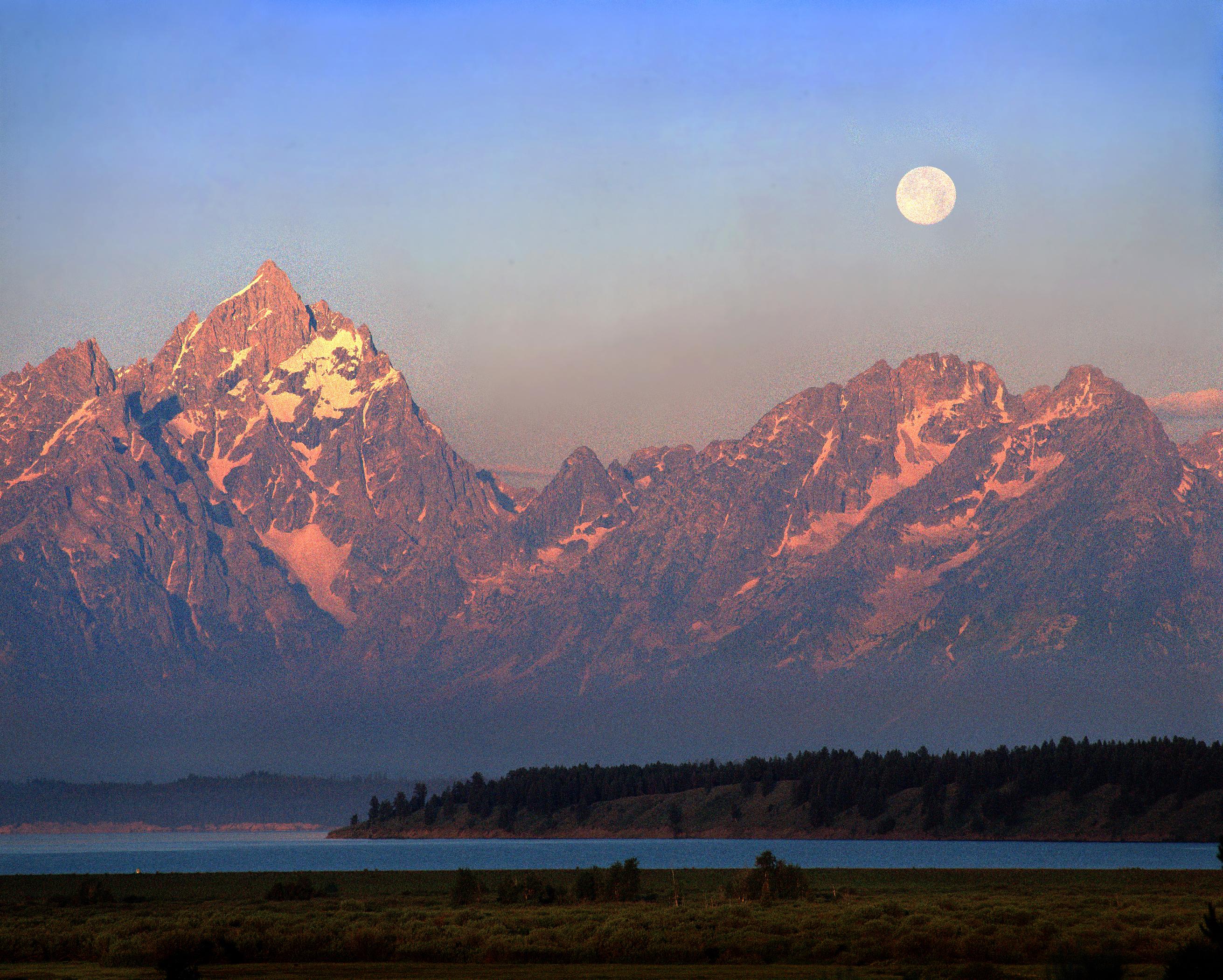Tom Ferderbar Landscape Photograph – Tetons und Mond