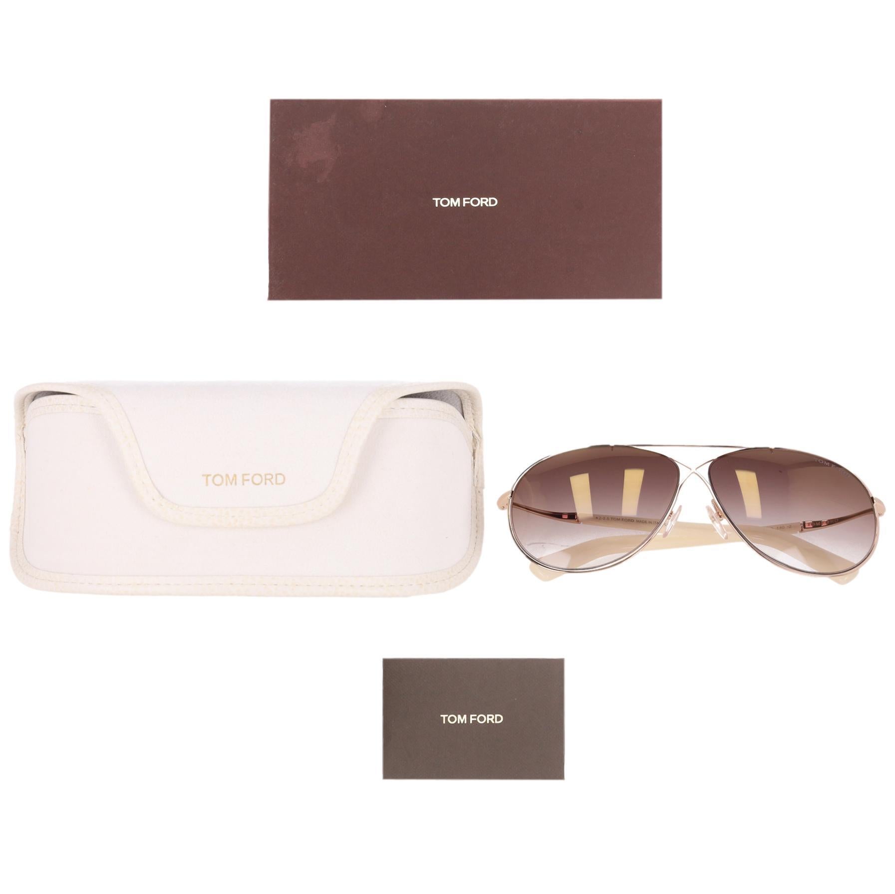 Occhiali da sole Tom Ford Aviator Eva

Occhiali da sole con montatura in oro rosa e doppio ponte incrociato.

Caratterizzato da lenti marroni sfumate/mirate e aste color avorio.

Marchio 