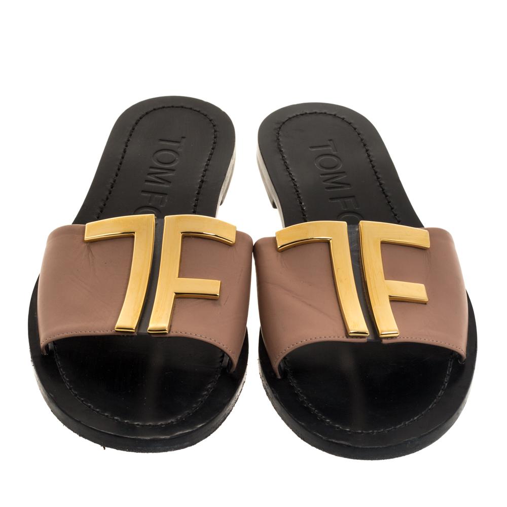 A best-selling pair from Tom Ford, these slides are all you need to make a statement in casuals. They come crafted from leather and the upper strap is graced with the signature TF logo in gold-tone. They'll blend well with a variety of outfits.

