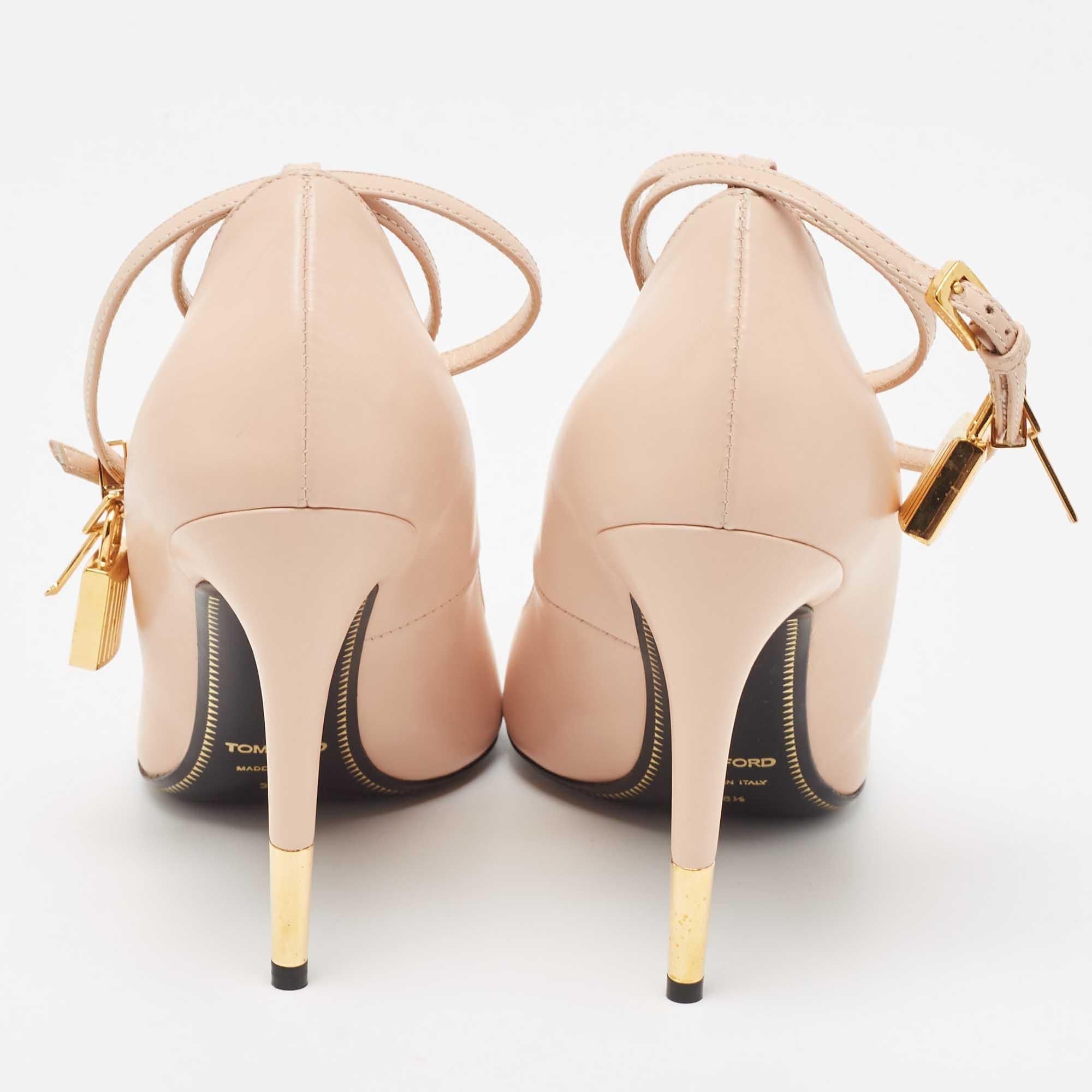Tom Ford Beige Leather Padlock Pointed Toe Pumps Size 38.5 In Excellent Condition For Sale In Dubai, Al Qouz 2