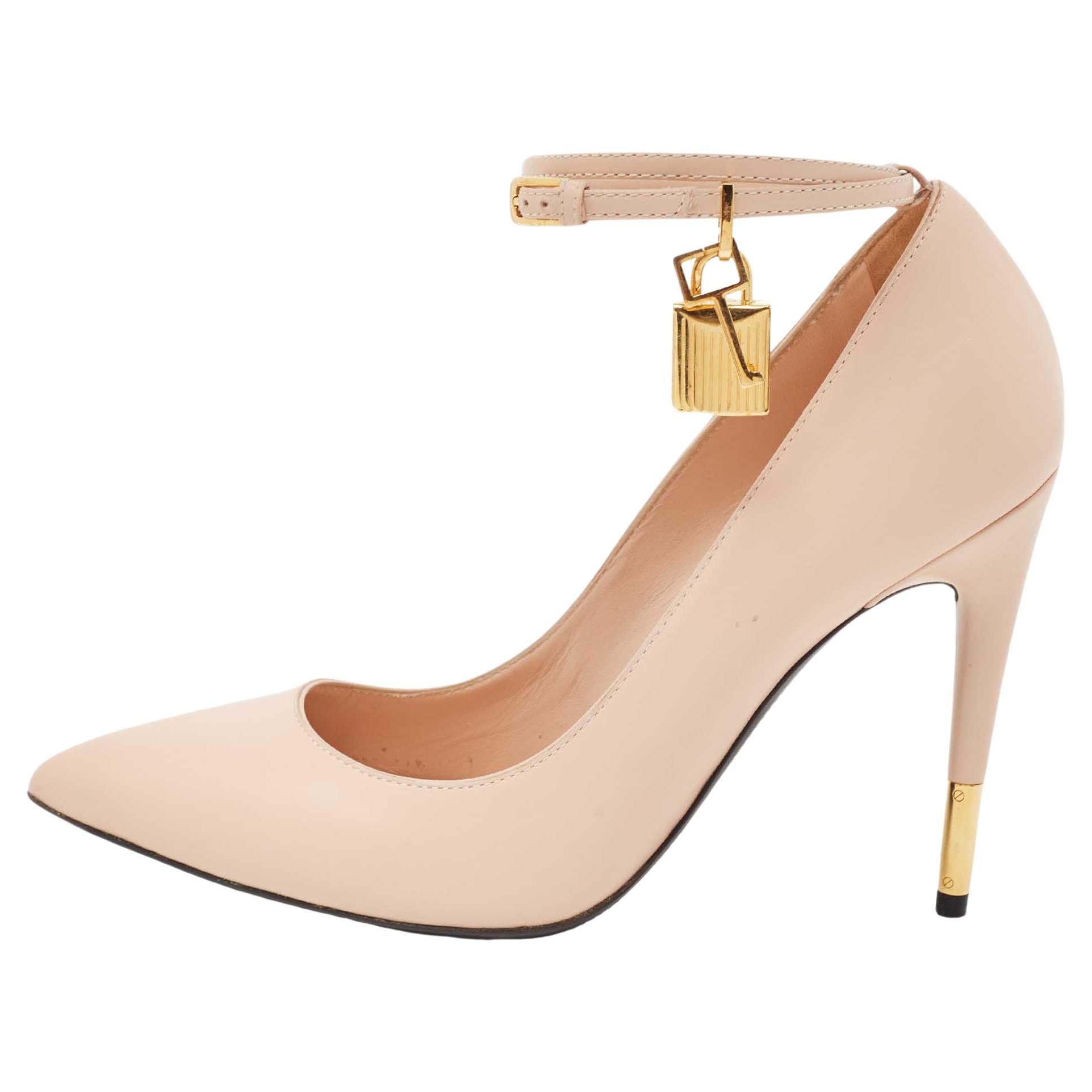 Tom Ford Beige Leather Padlock Pointed Toe Pumps Size 38.5 For Sale