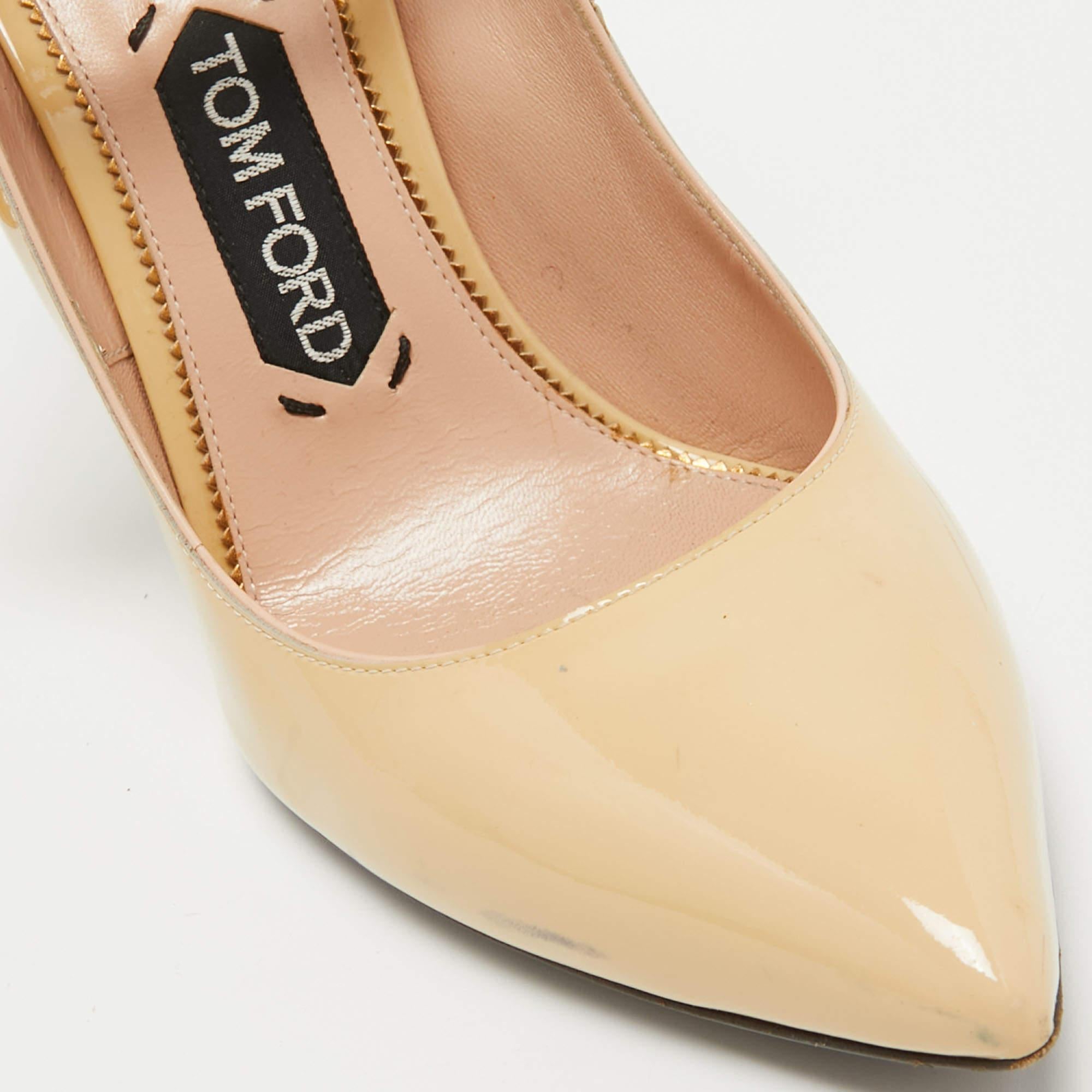 Tom Ford Beige Patent Leather Padlock Pumps Size 38.5 In Good Condition For Sale In Dubai, Al Qouz 2