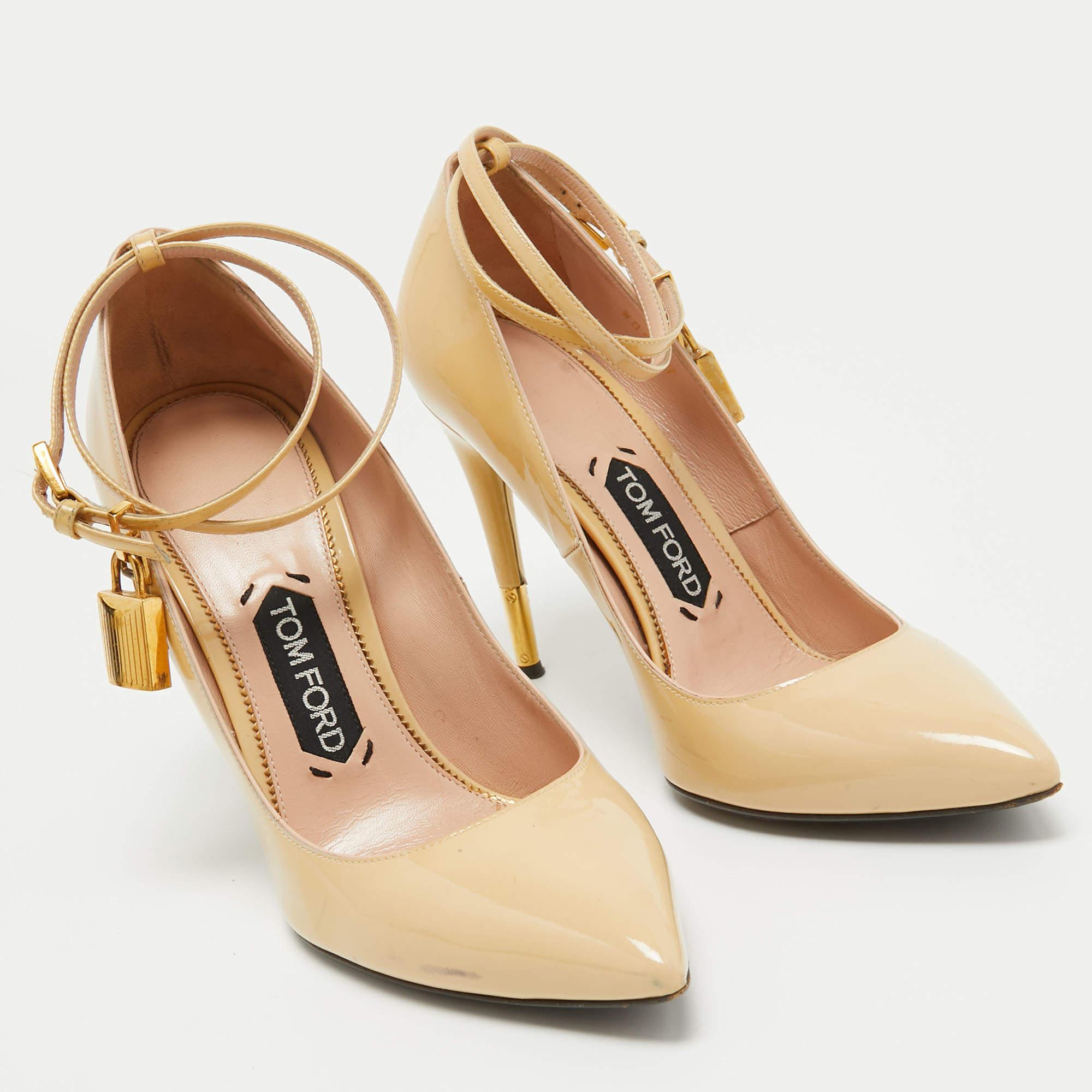 Women's Tom Ford Beige Patent Leather Padlock Pumps Size 38.5 For Sale
